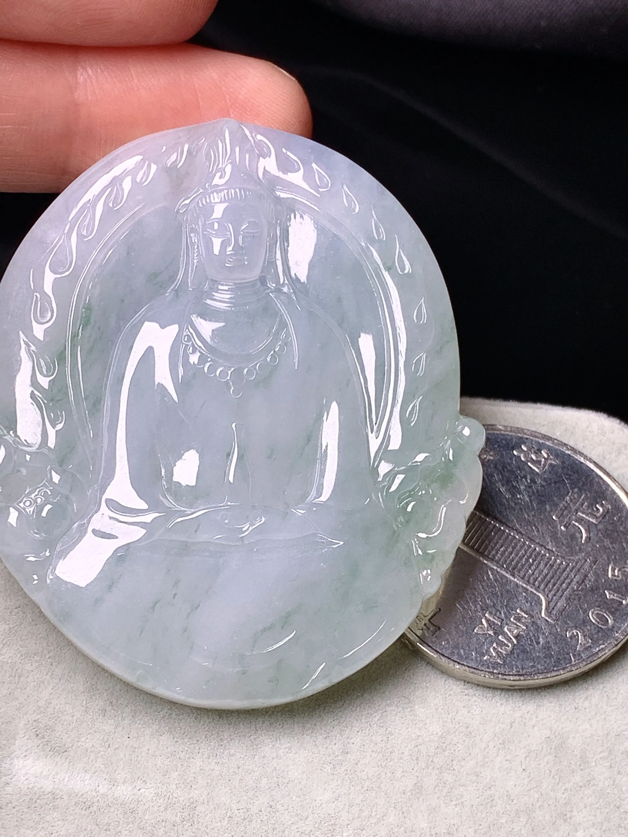 飘绿观音菩萨吊坠 玉质细腻 厚装大气 整体尺寸50.8*44*5.6