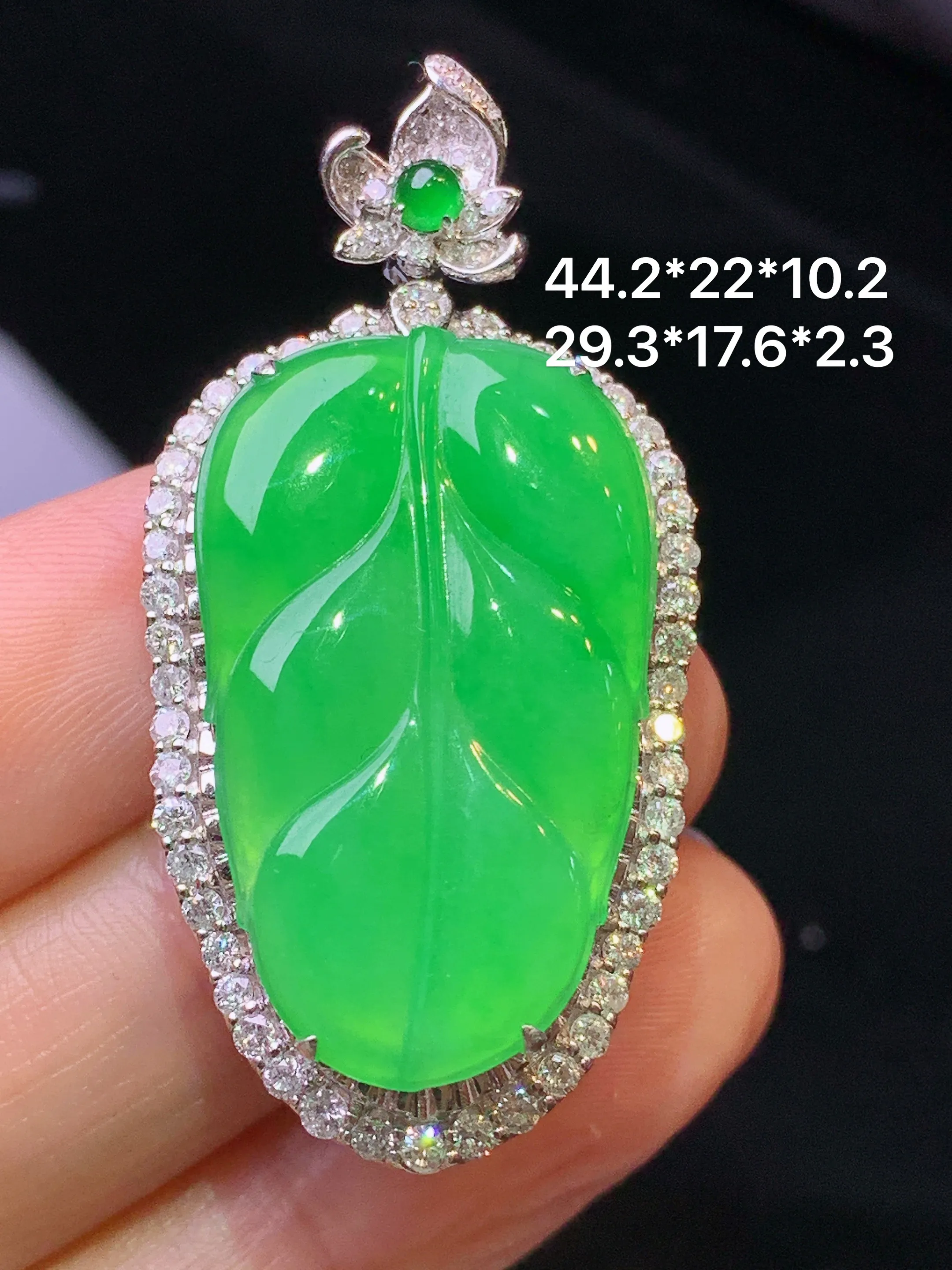 18金钻镶嵌翠绿树叶吊坠 玉质细腻 色泽清新艳丽 整体尺寸44.2*22*10.2