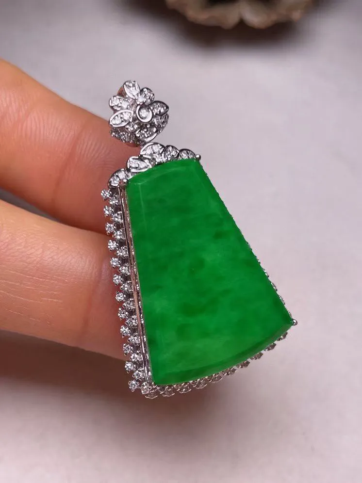 冰糯种辣色平安无事牌吊坠、真金真钻镶嵌，种水好，玉质细腻 .裸石尺寸  25.8*19.7