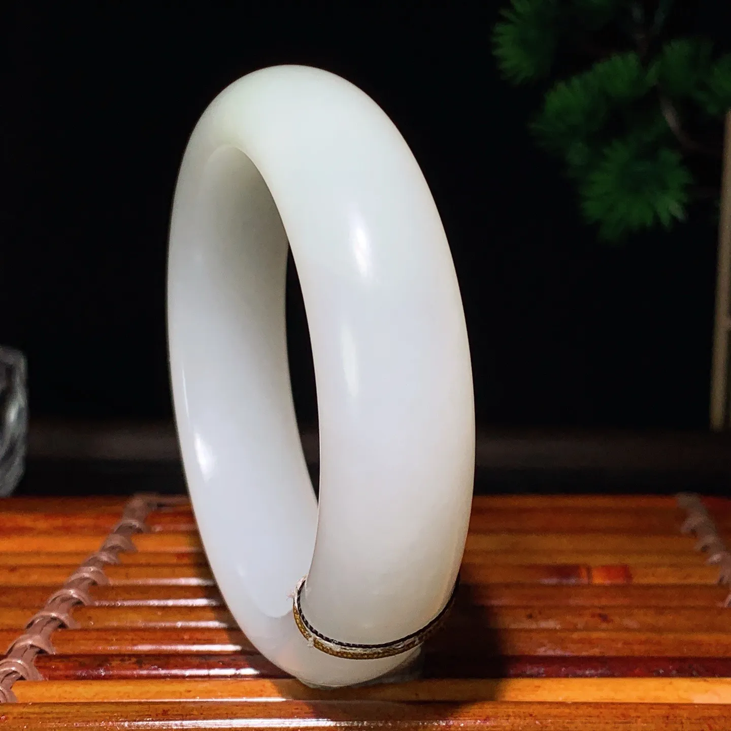 56圈口 新疆和田玉羊脂白籽料手镯 56圈口条宽 17厚10重83.6克。玉质细腻油润。手推出油。佩戴高端典雅。lt260125