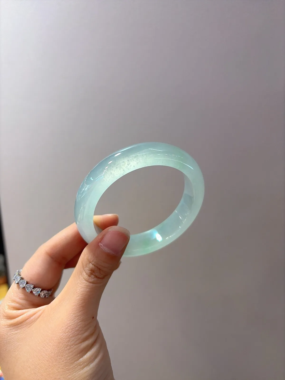 ｜54圈口
【冰晴金丝绿·木纳雪花棉】
“冰晴凝光，金丝绕腕，雪花棉落满诗意”​​
——种老起光，意境拉满️
规格【54.1/13.5/8.3】