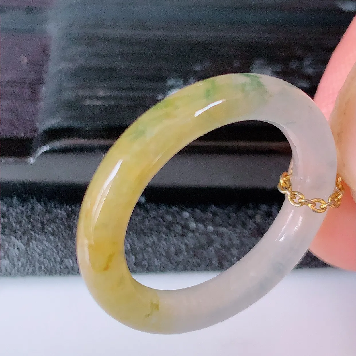 自然光实拍，冰种黄加绿翡翠指环，17mm内径三彩翡翠指环，玉戒指，玉质 莹润，好精美好冰润的指环，1