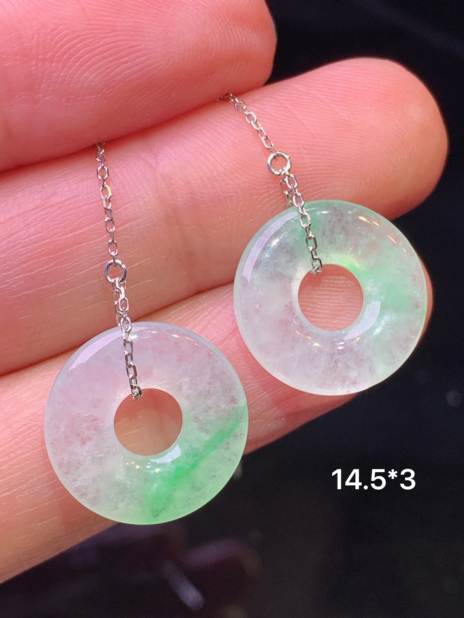 18金镶嵌飘绿平安环耳坠 玉质细腻 色泽清新艳丽 整体尺寸14.5*3