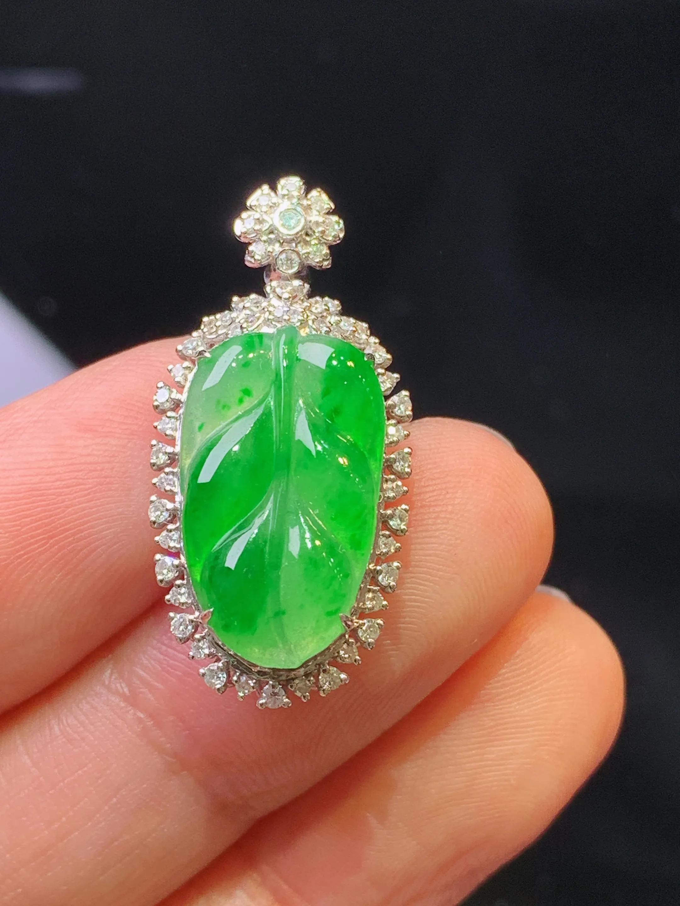 18金钻镶嵌翠绿树叶吊坠 玉质细腻 色泽清新艳丽 整体尺寸28.7*13.5*7.3