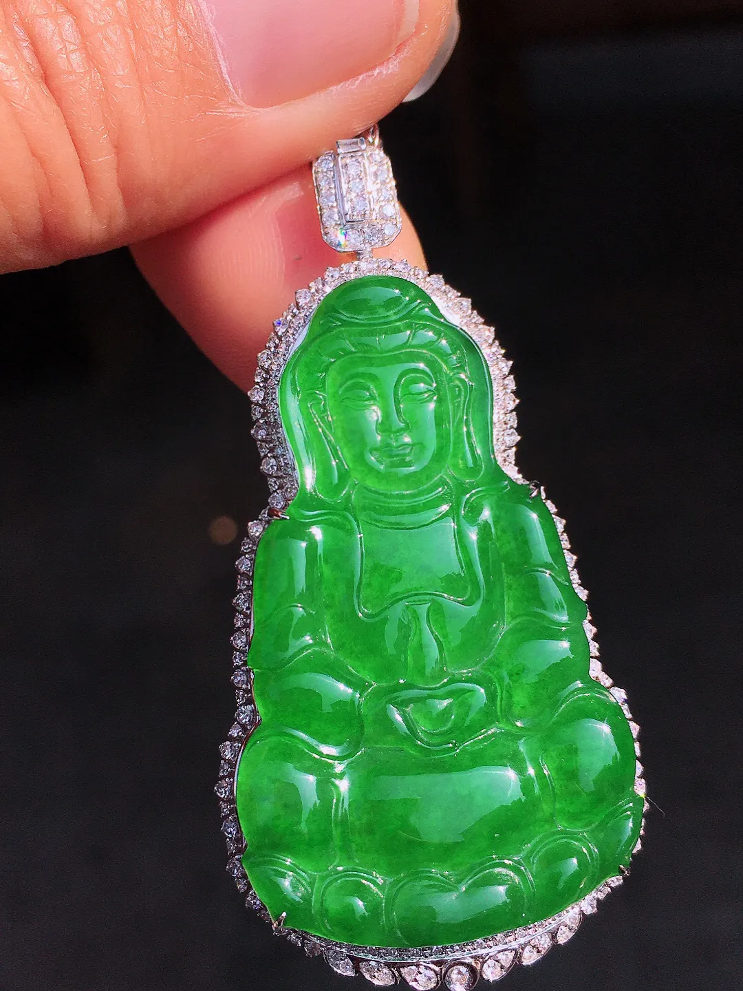 阳绿观音吊坠，色泽均匀艳丽，玉质细腻，荧光感超
强，饱满圆润，尽显优雅气质，18k
金豪华镶嵌