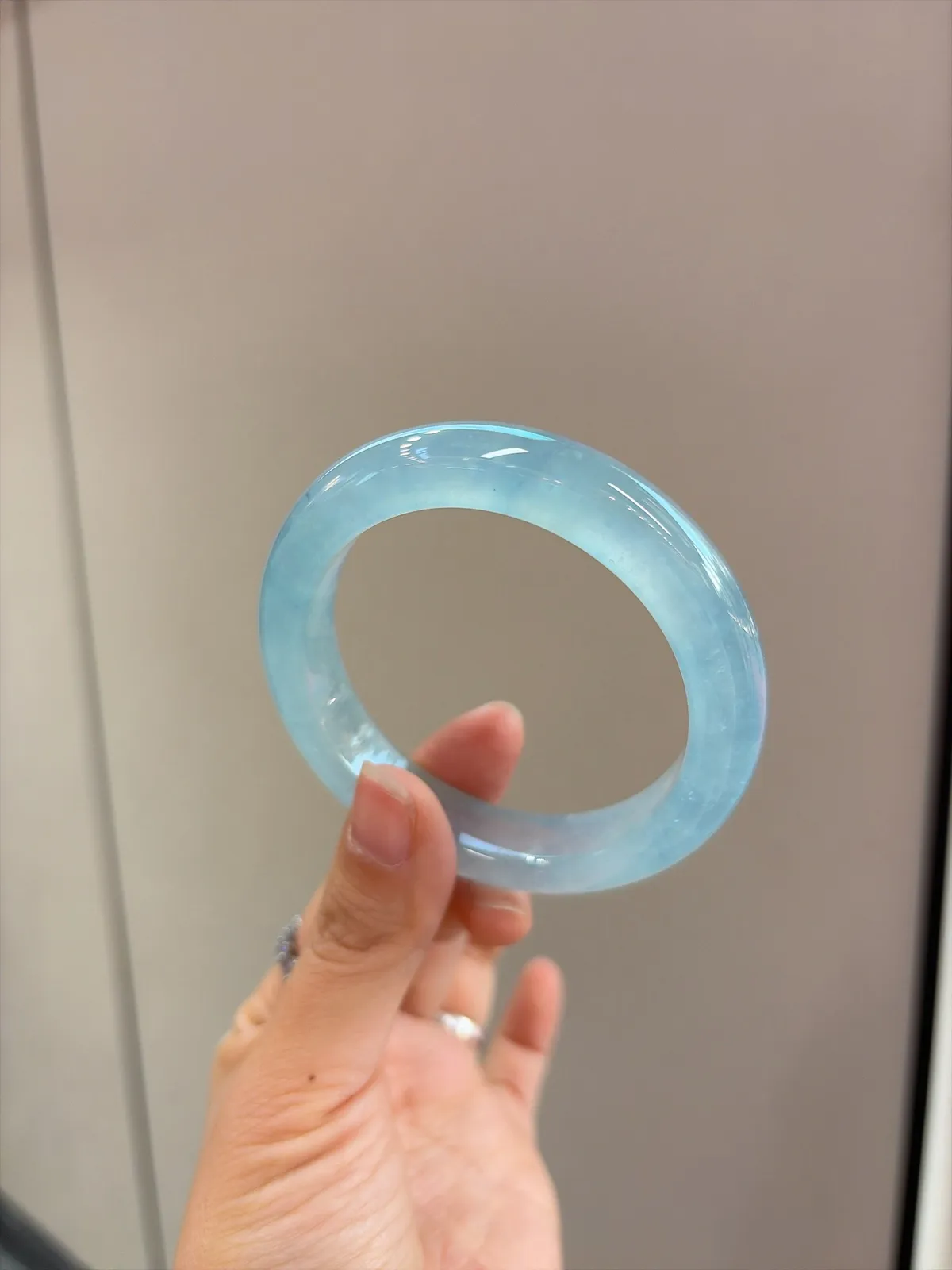 ｜54圈口
【冰蓝块·寒光沁骨】
“冰蓝沁水无痕，寒光似漆映腕间”​​
——入水难寻，一眼惊艳
