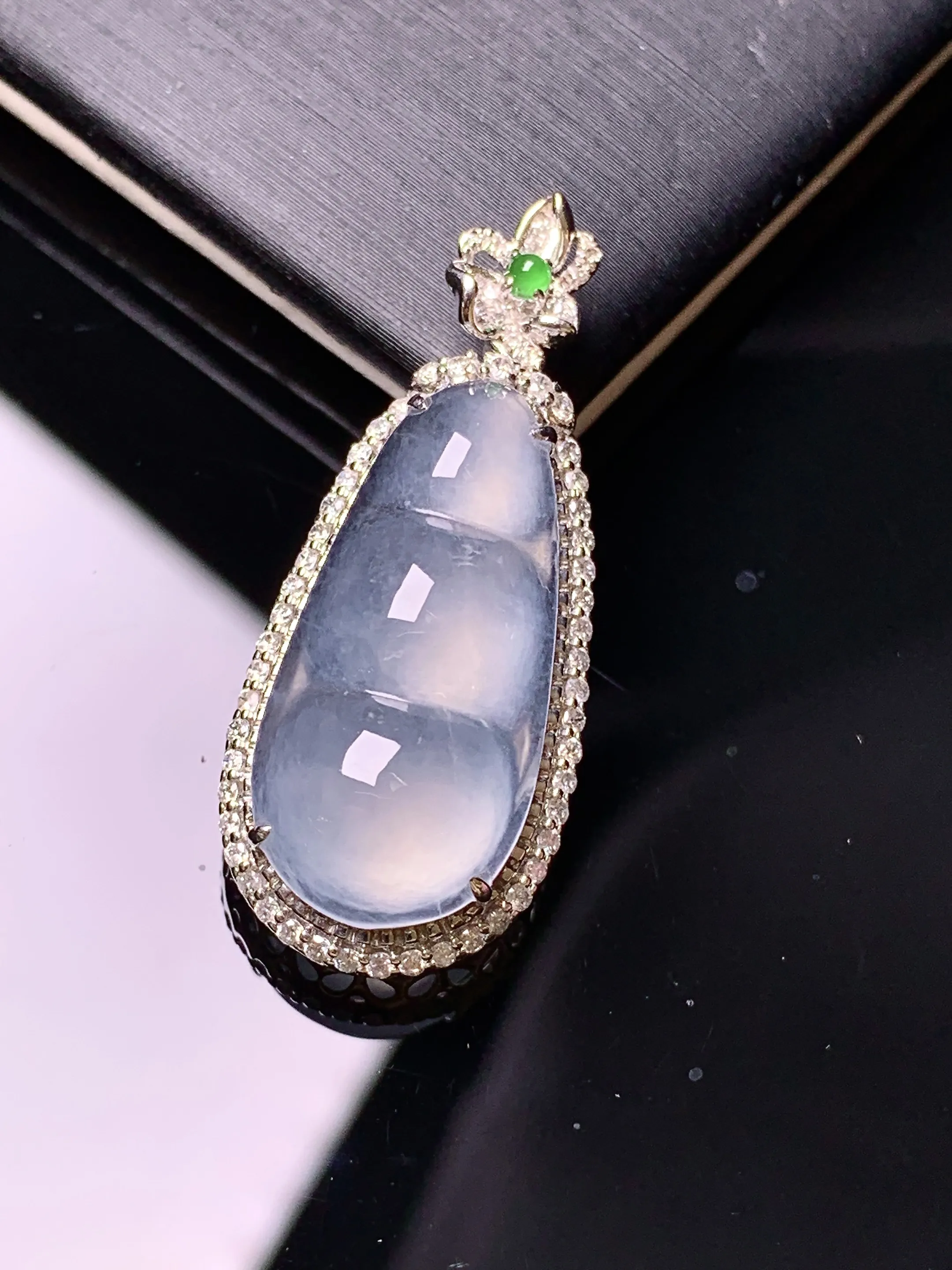 18金钻镶嵌冰种四季豆吊坠 玉质细腻 色泽清新艳丽 整体尺寸34*14.5*10