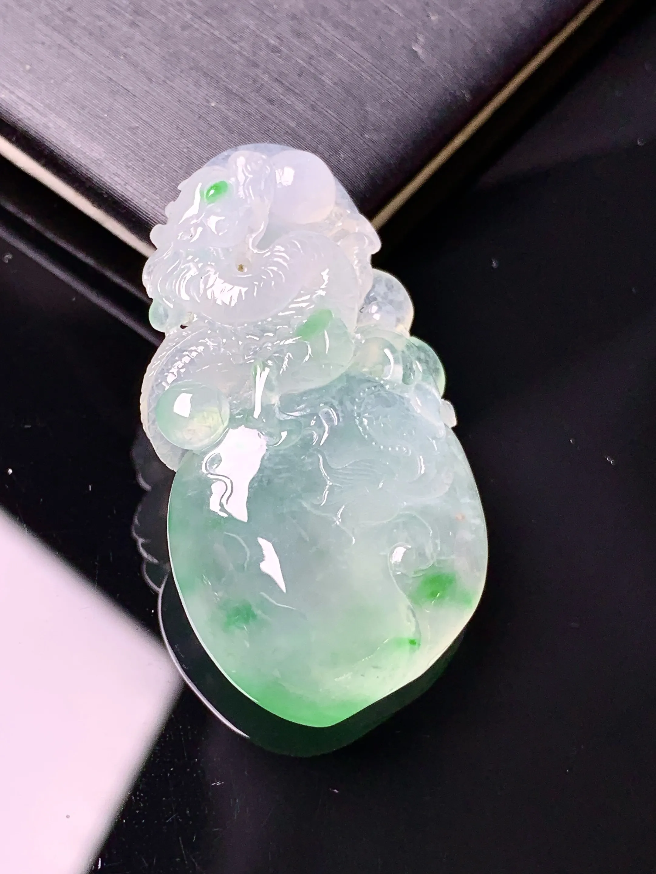 飘绿寿桃吊坠 玉质细腻 色泽清新艳丽 整体尺寸37.2*20*7.6