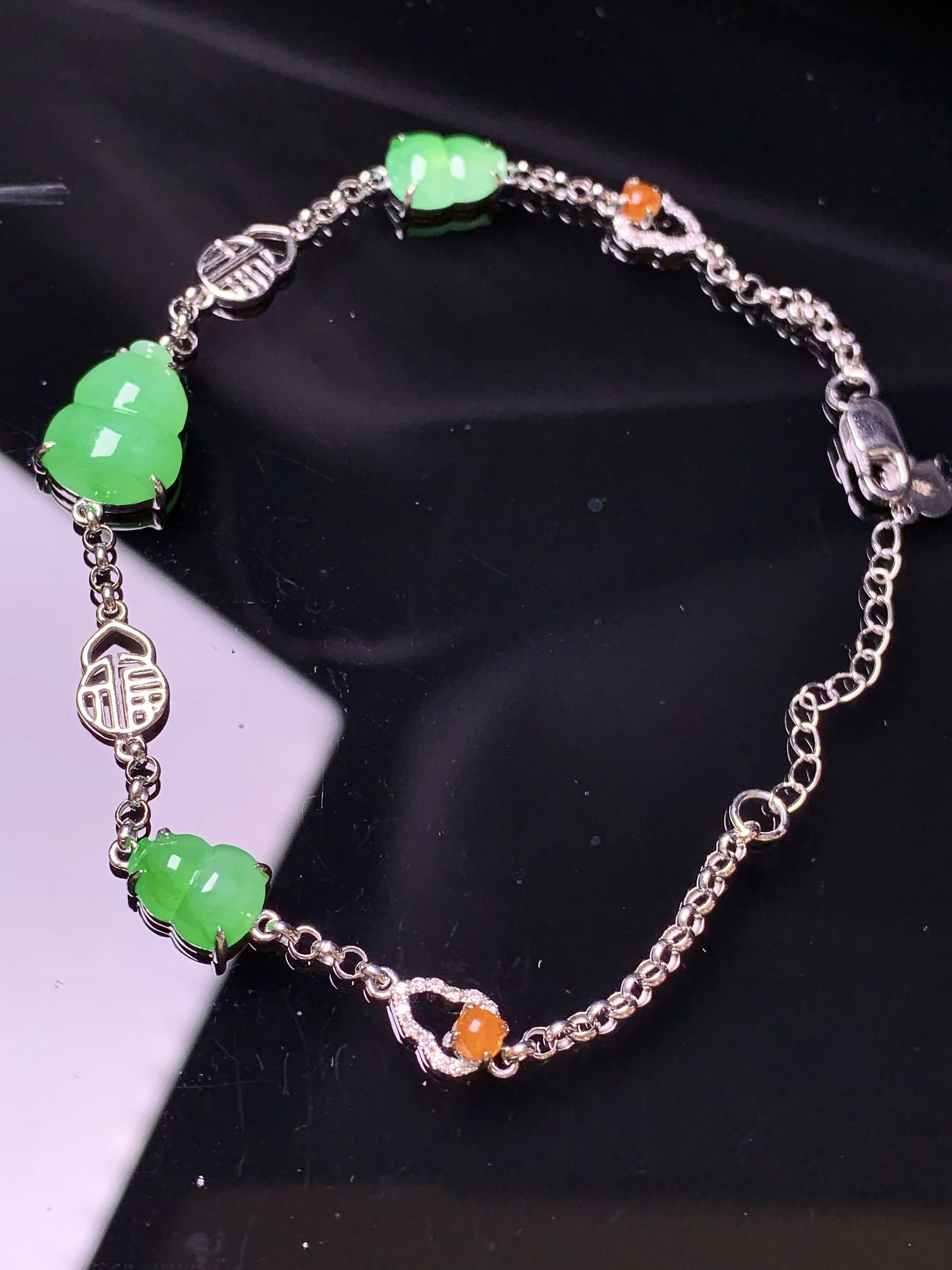 18金镶嵌翠绿葫芦手链 玉质细腻 色泽清新艳丽 整体尺寸11.2*8.5*3.8