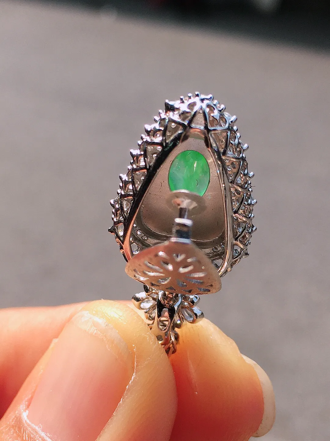 飘绿玉叶吊坠，色泽艳丽，玉质细腻，荧光感超
强，饱满圆润，尽显优雅气质，18k
金豪华镶嵌