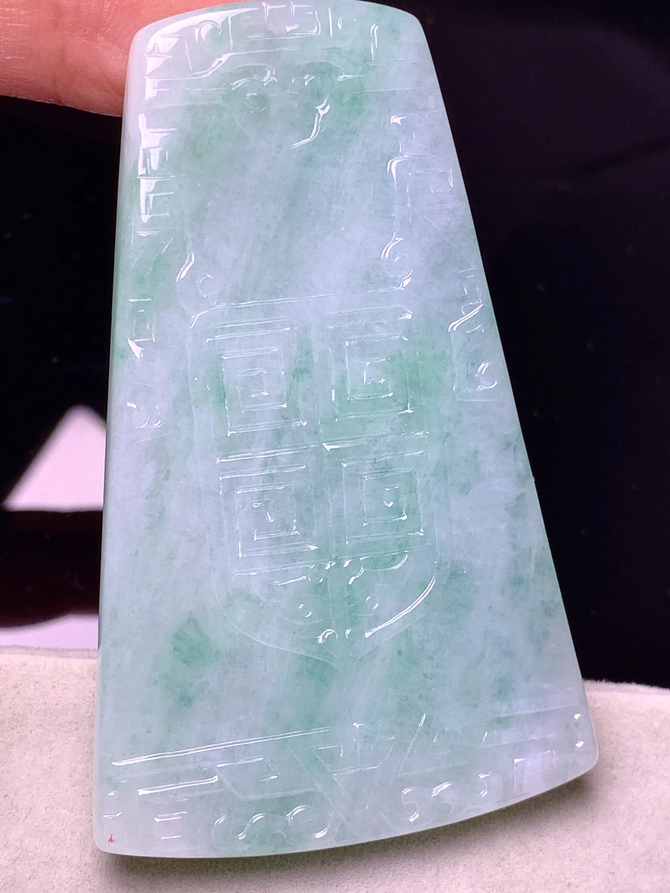 飘绿无事牌吊坠 玉质细腻 色泽艳丽清新 整体尺寸62.6*38.7*6