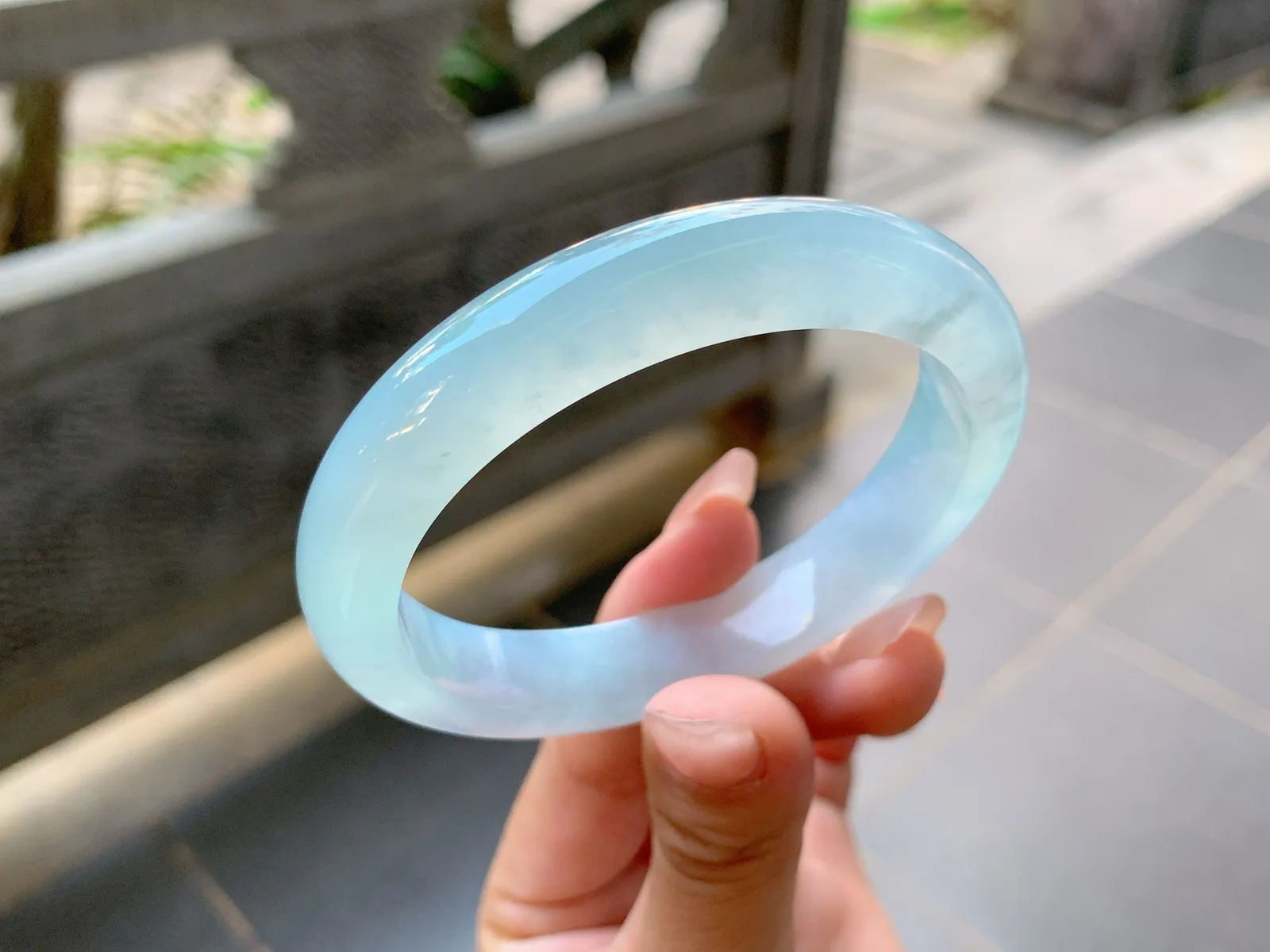 ｜57圈口
冰蓝水贵妃手镯，精致大方，有湖水蓝的透亮感，冰冰的大贵妃