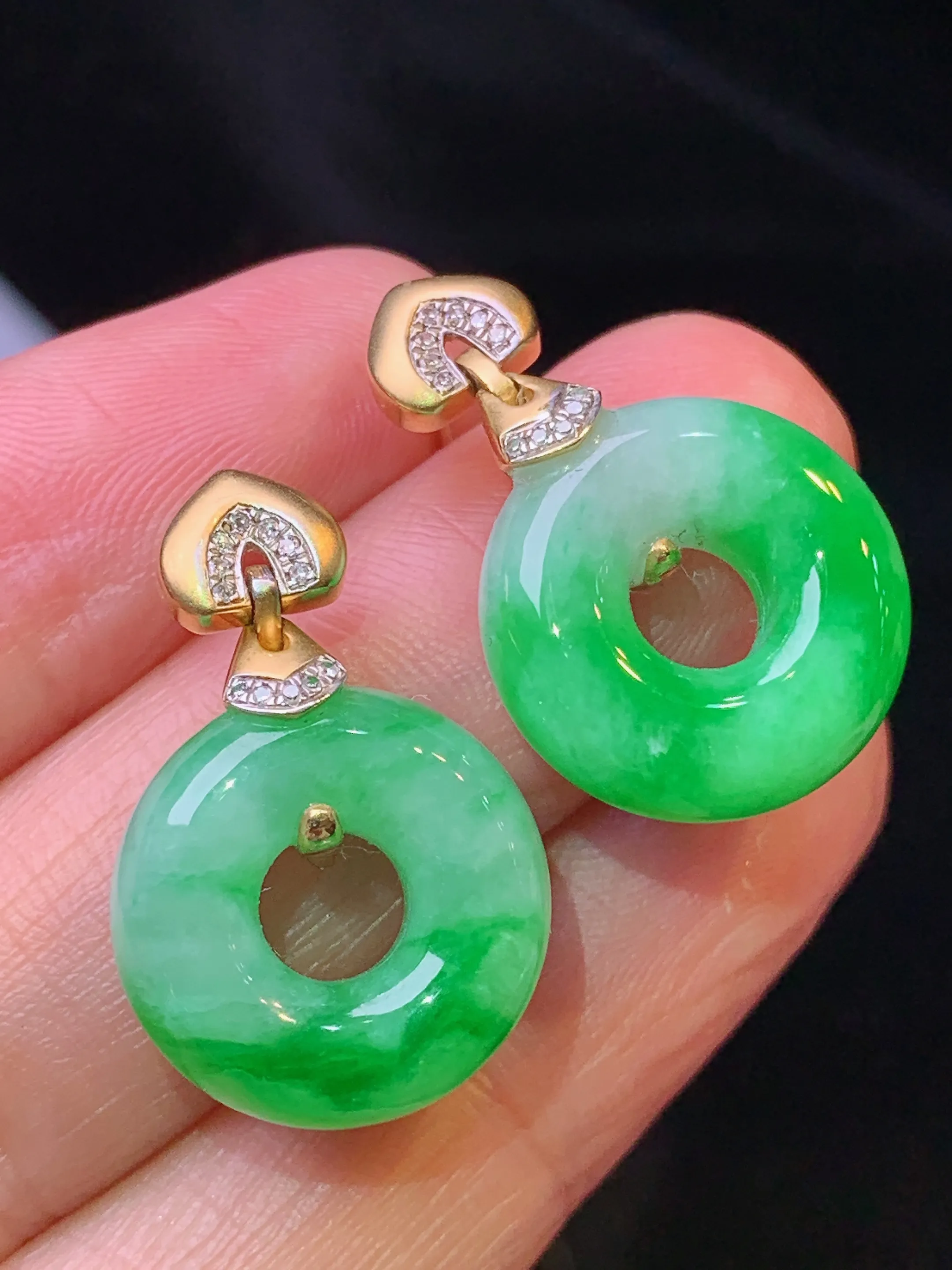 18金钻镶嵌翠绿平安环耳坠 玉质细腻 色泽清新艳丽 整体尺寸23.8*15.5*6.3