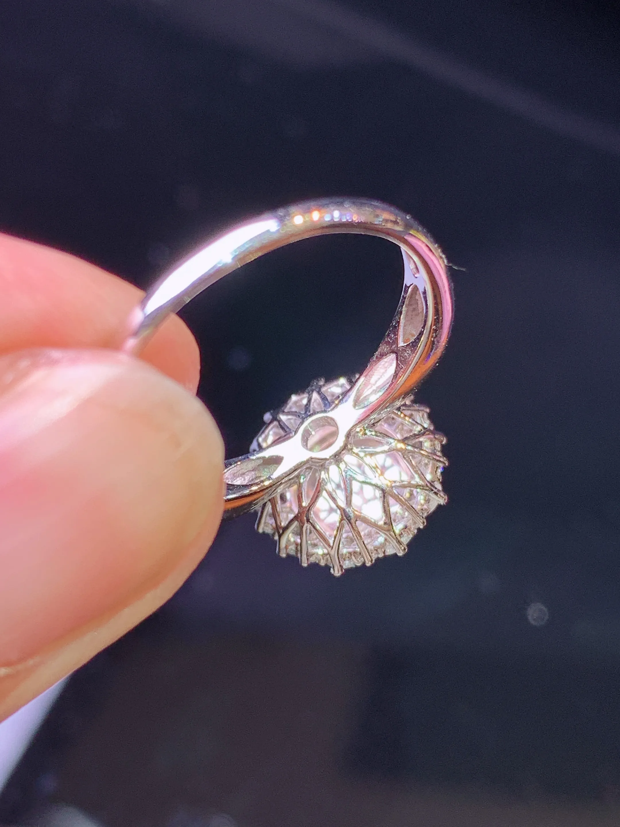 18金钻镶嵌翠绿蛋面戒指 玉质细腻 色泽清新艳丽 圈口12.5 整体尺寸11.6*11*10