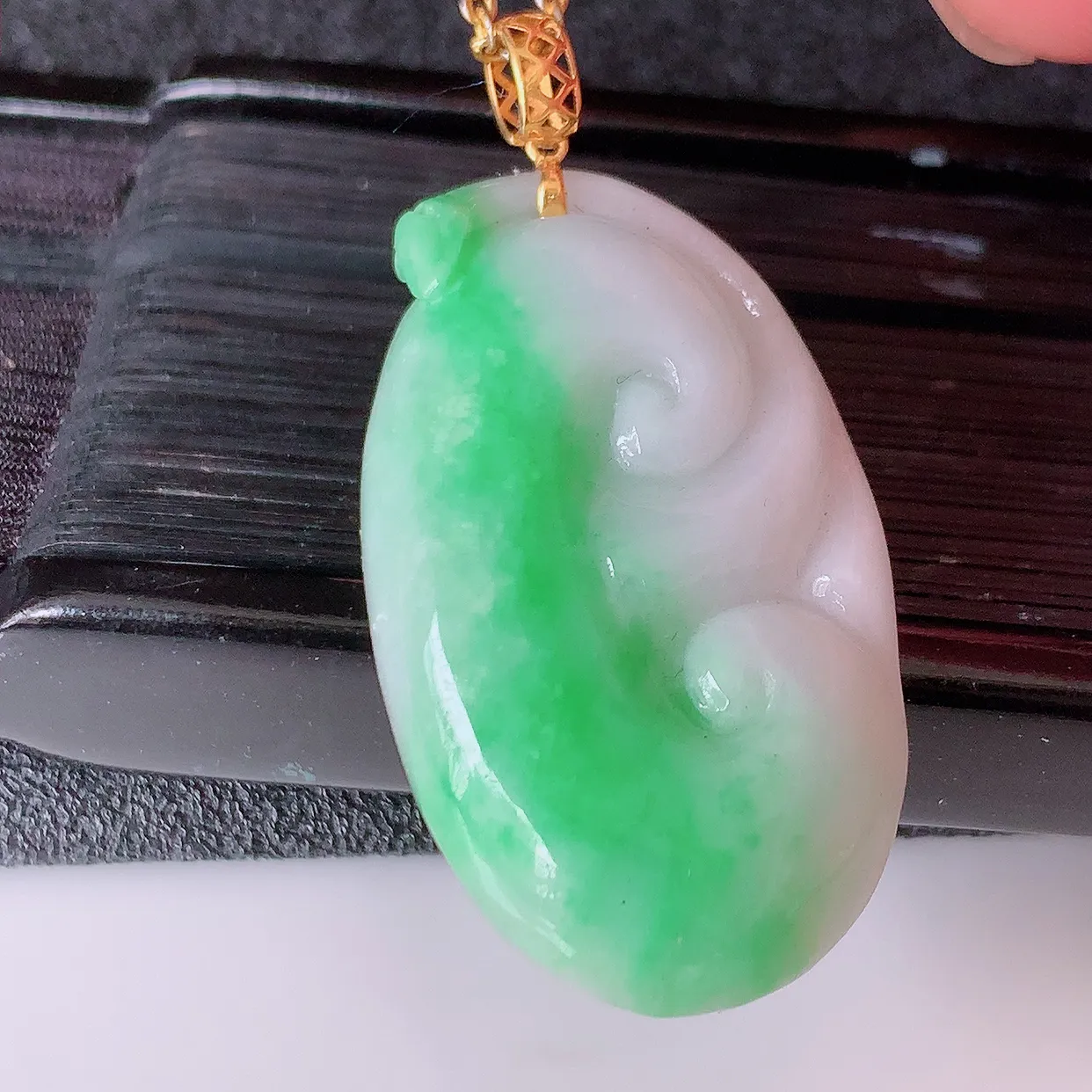 18k金镶嵌冰润飘绿如意翡翠吊坠，款式新颖，佩戴效果时尚出众，尽显气质， 水润精细， 美感十足。#1