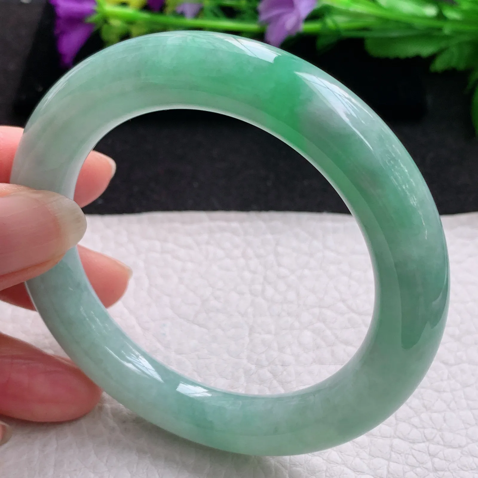 z实拍55*11美入镯 缅甸翡翠精美飘绿圆条大气玉手镯 玉手环