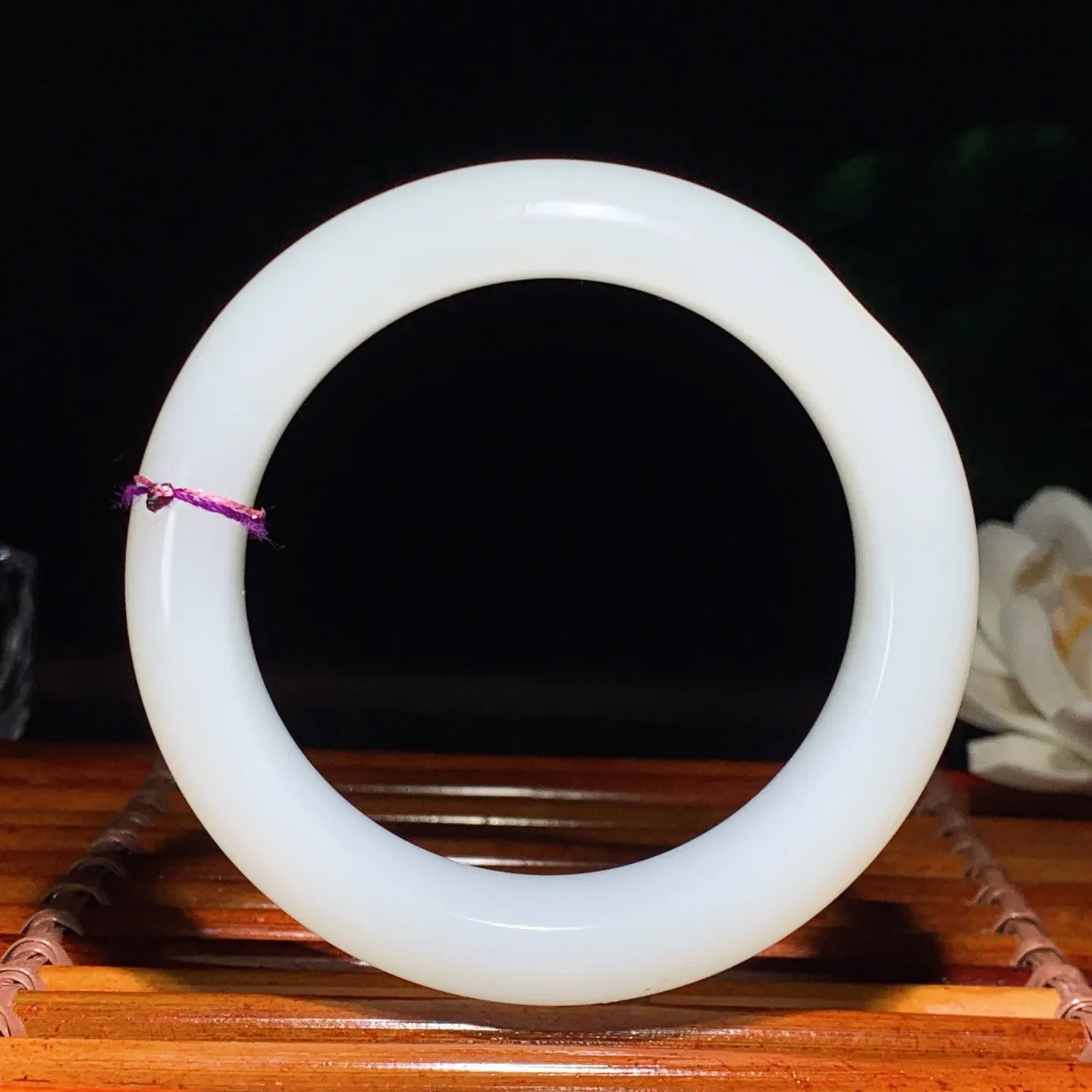 55圈口 新疆和田玉羊脂白籽料手镯 55圈口条宽 16厚10重82克。玉质细腻油润。手推出油。佩戴高