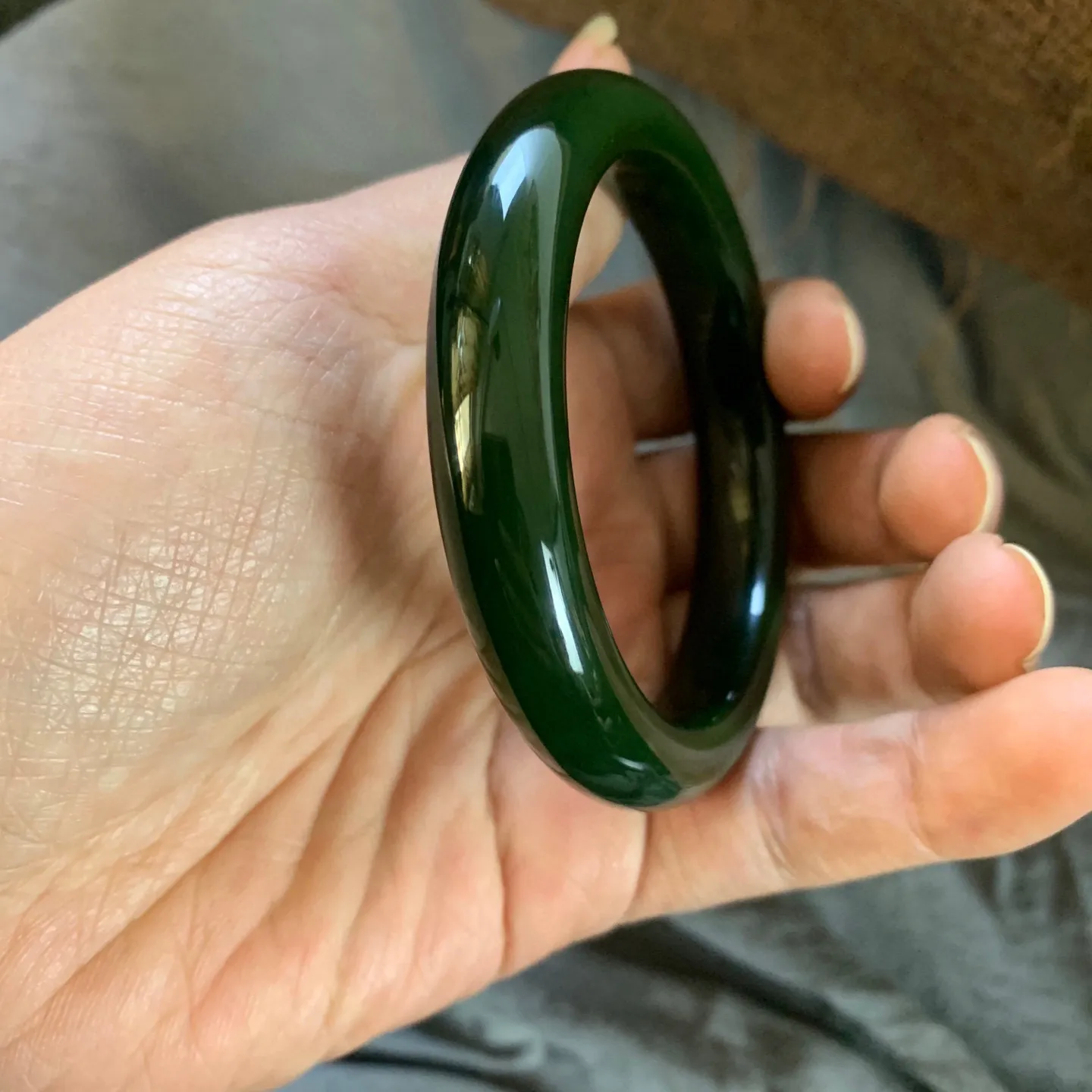 57.5圈口新疆和田玉碧玉菠菜绿手镯【挽间柔情】，和田玉57.5圈口碧玉手镯，镯型古朴典雅。在诗情画
