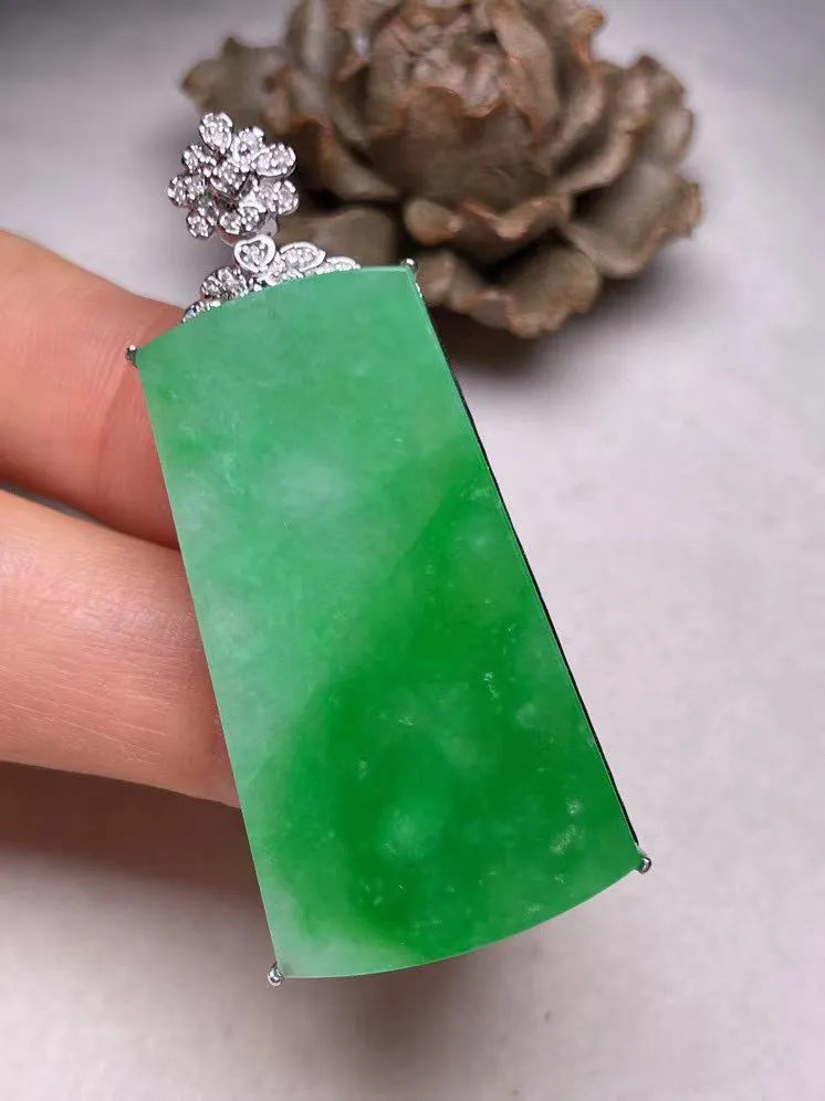 冰种阳绿平安无事牌吊坠、真金真钻镶嵌，种水好，玉质细腻 .裸石尺寸 38.5*20.6