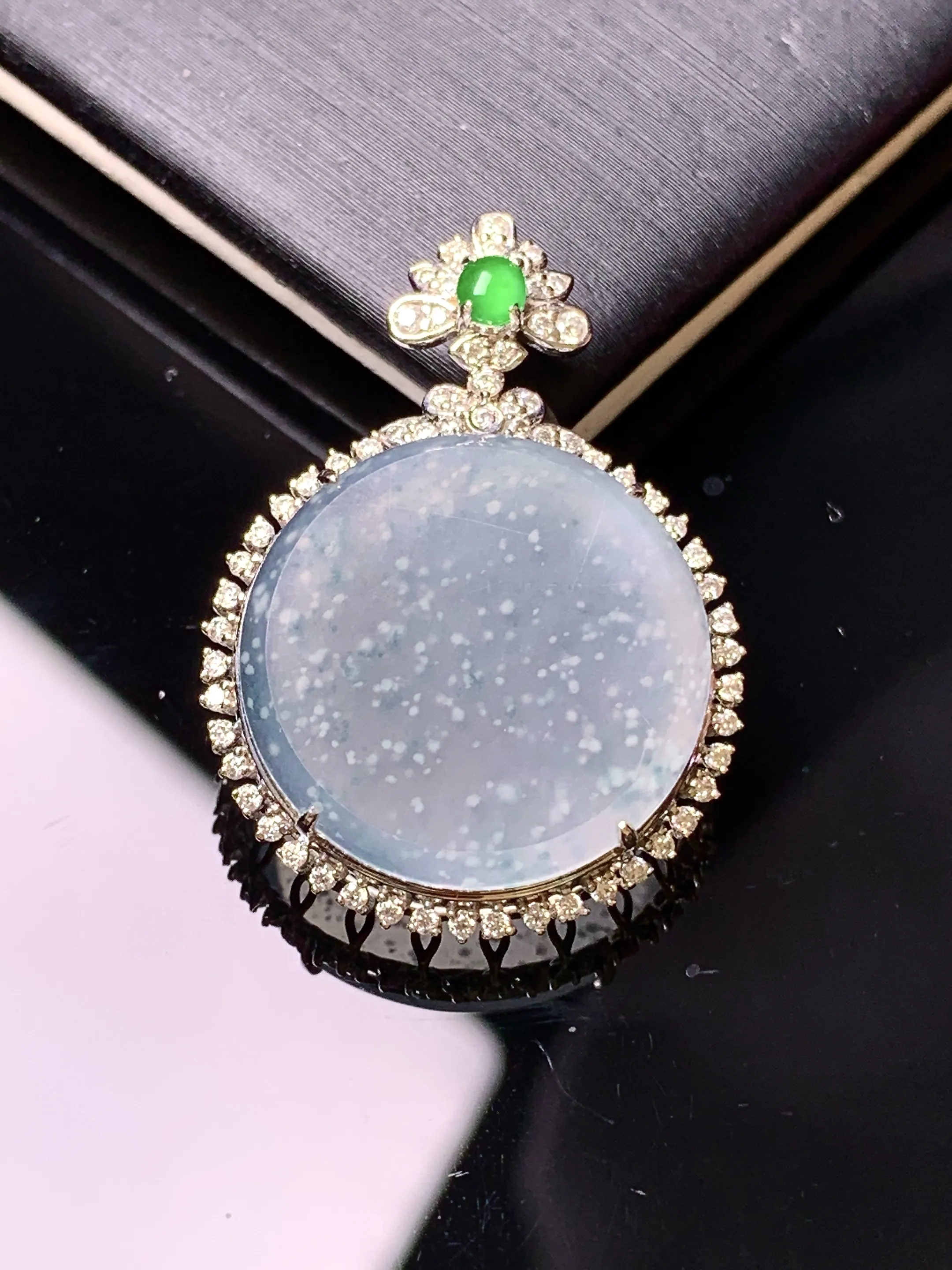 18金钻镶嵌冰种雪花棉圆牌吊坠 玉质细腻 色泽清新艳丽 整体尺寸30.3*21.5*6.7