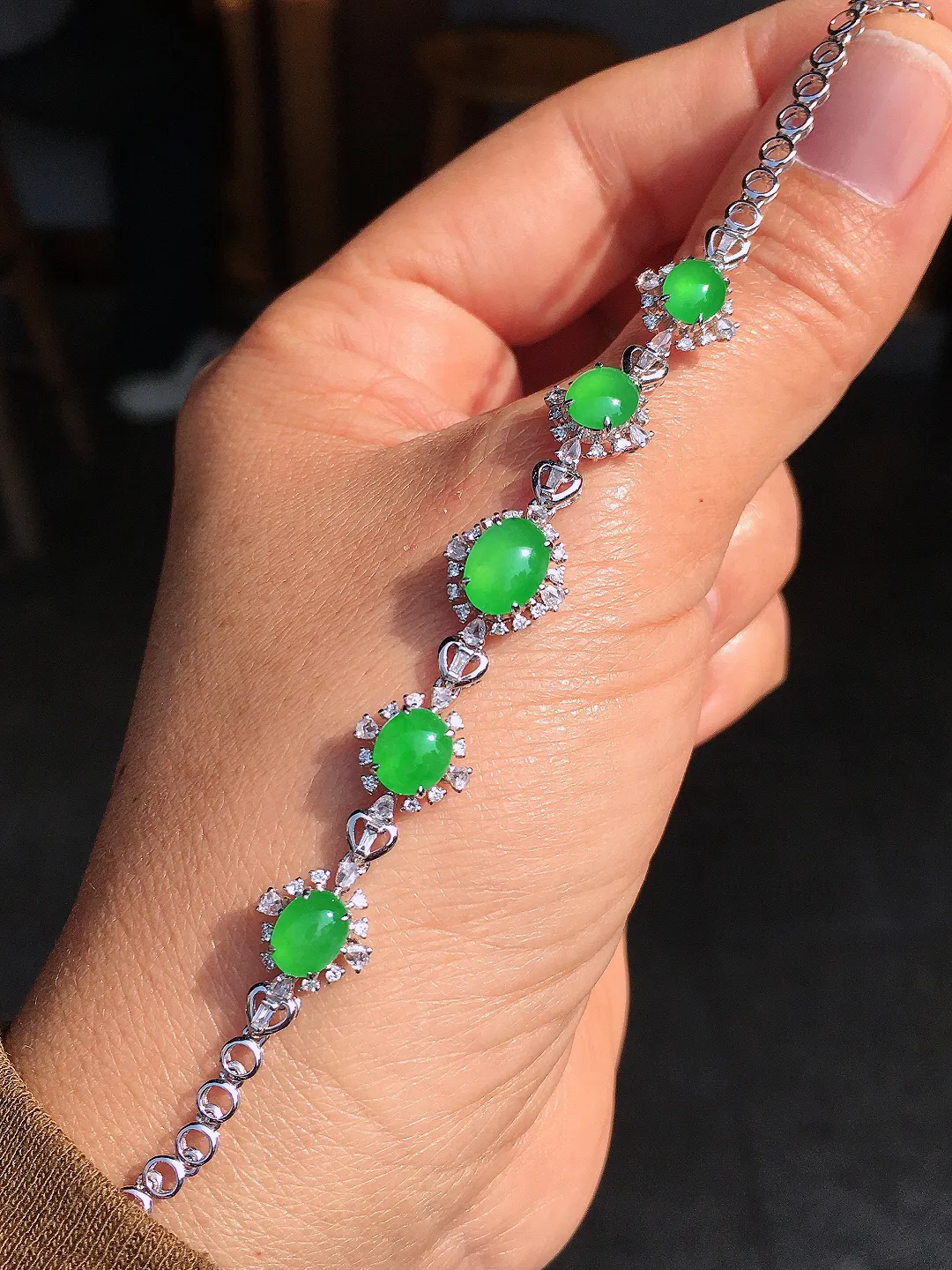 阳绿蛋面手链，色泽均匀艳丽，玉质细腻，荧光感超
强，饱满圆润，尽显优雅气质，18k
金豪华镶嵌