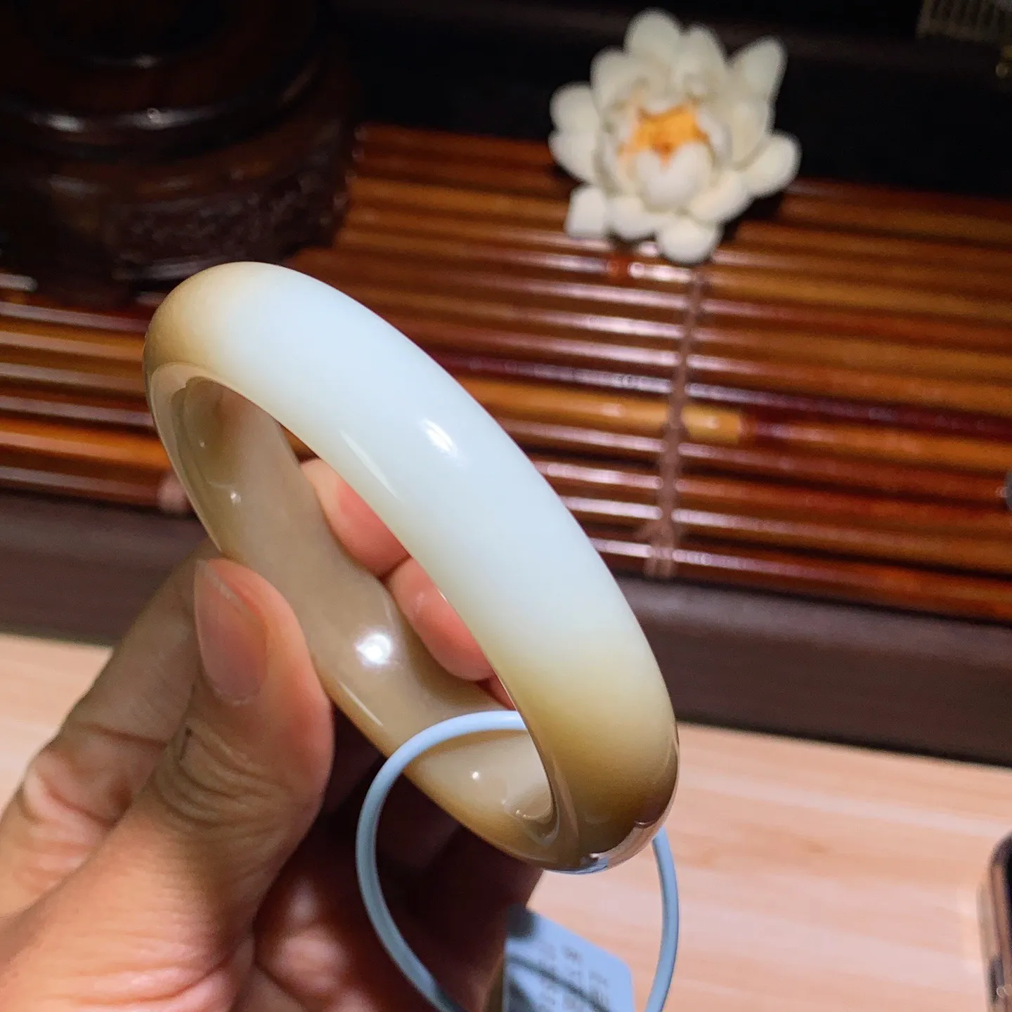 54圈口 新疆和田玉且末糖手镯 54圈口条宽 13厚9重58.5克。玉质细腻油润。手推出油。佩戴高端典雅。lt260125