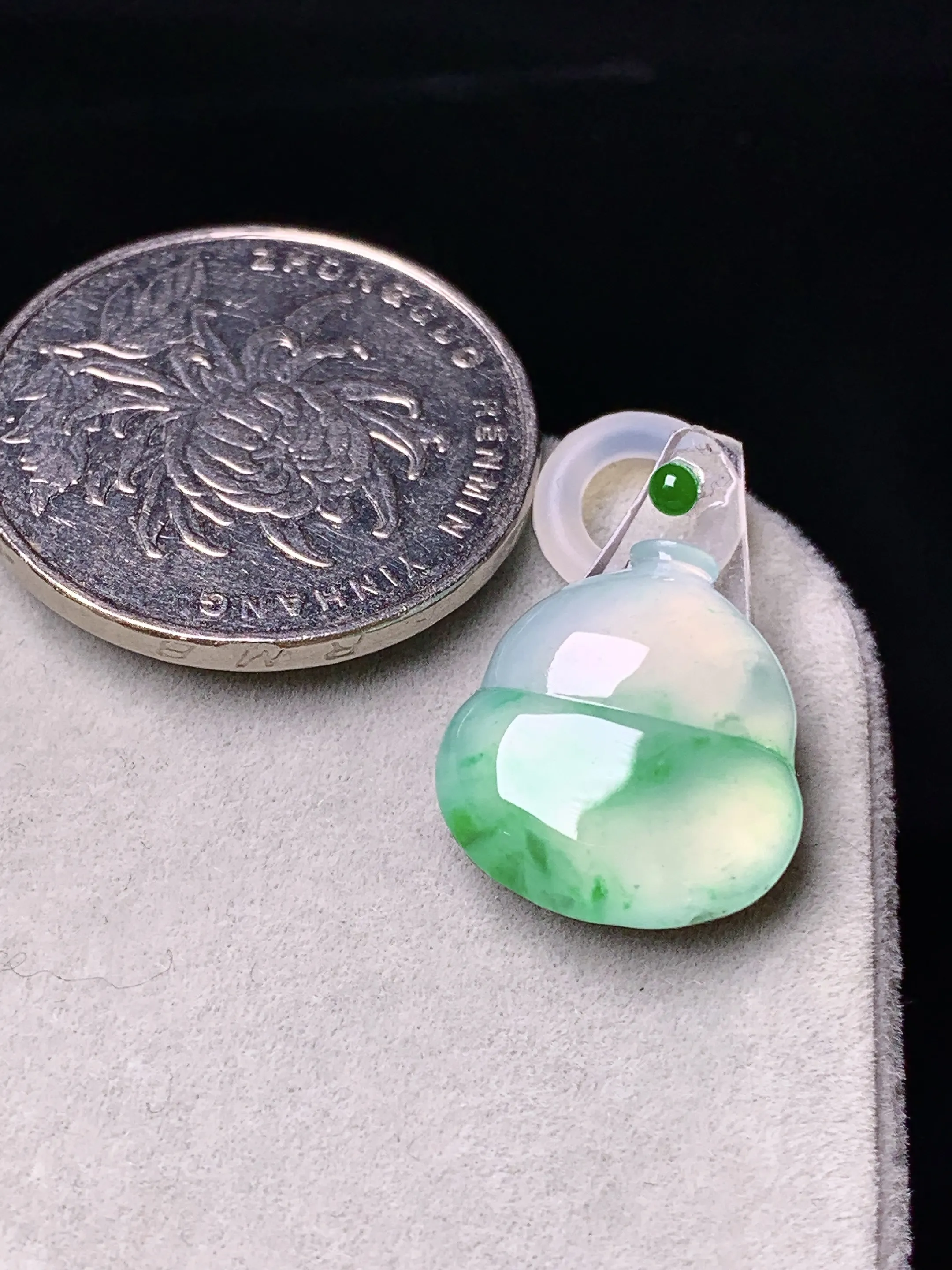 镶嵌款 飘绿葫芦吊坠 玉质细腻 色泽清新艳丽 整体尺寸16.2*14.6*4