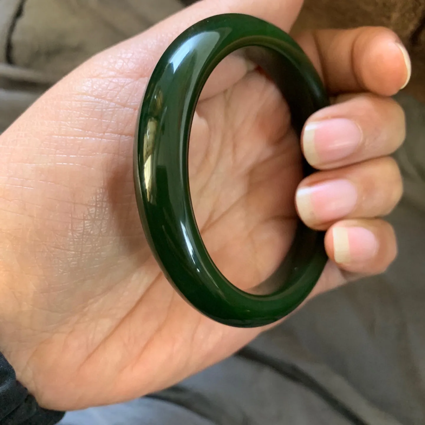 56.8圈口新疆和田玉碧玉菠菜绿手镯【挽间柔情】，冰透十足，和田玉56.8圈口碧玉手镯，镯型古朴典雅