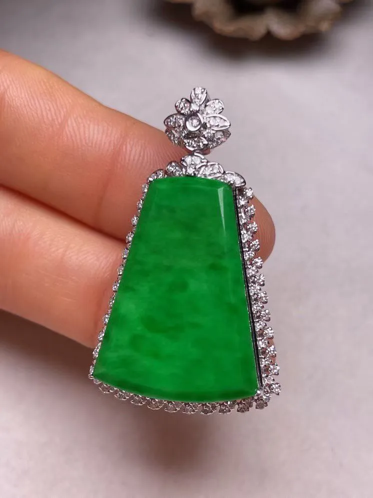 冰糯种辣色平安无事牌吊坠、真金真钻镶嵌，种水好，玉质细腻 .裸石尺寸  25.8*19.7