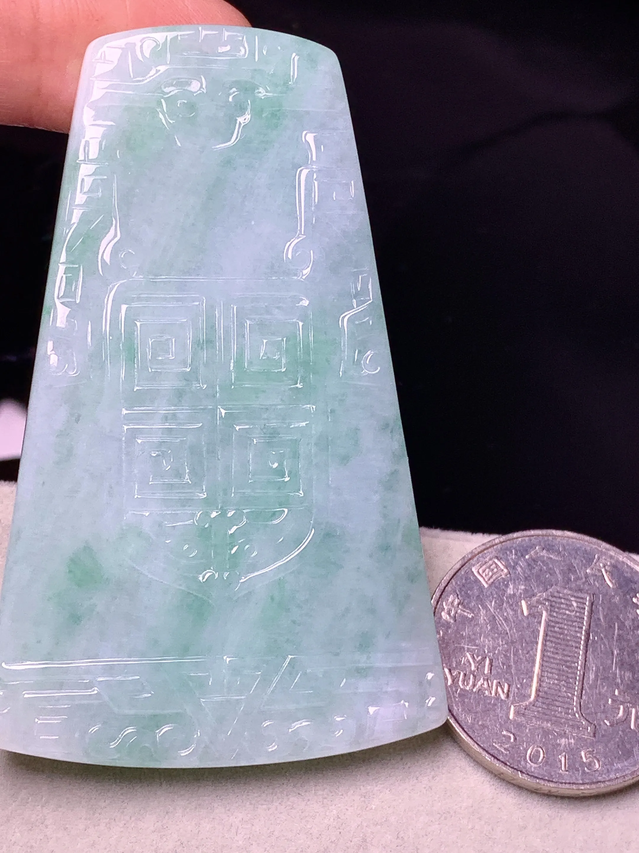 飘绿无事牌吊坠 玉质细腻 色泽艳丽清新 整体尺寸62.6*38.7*6