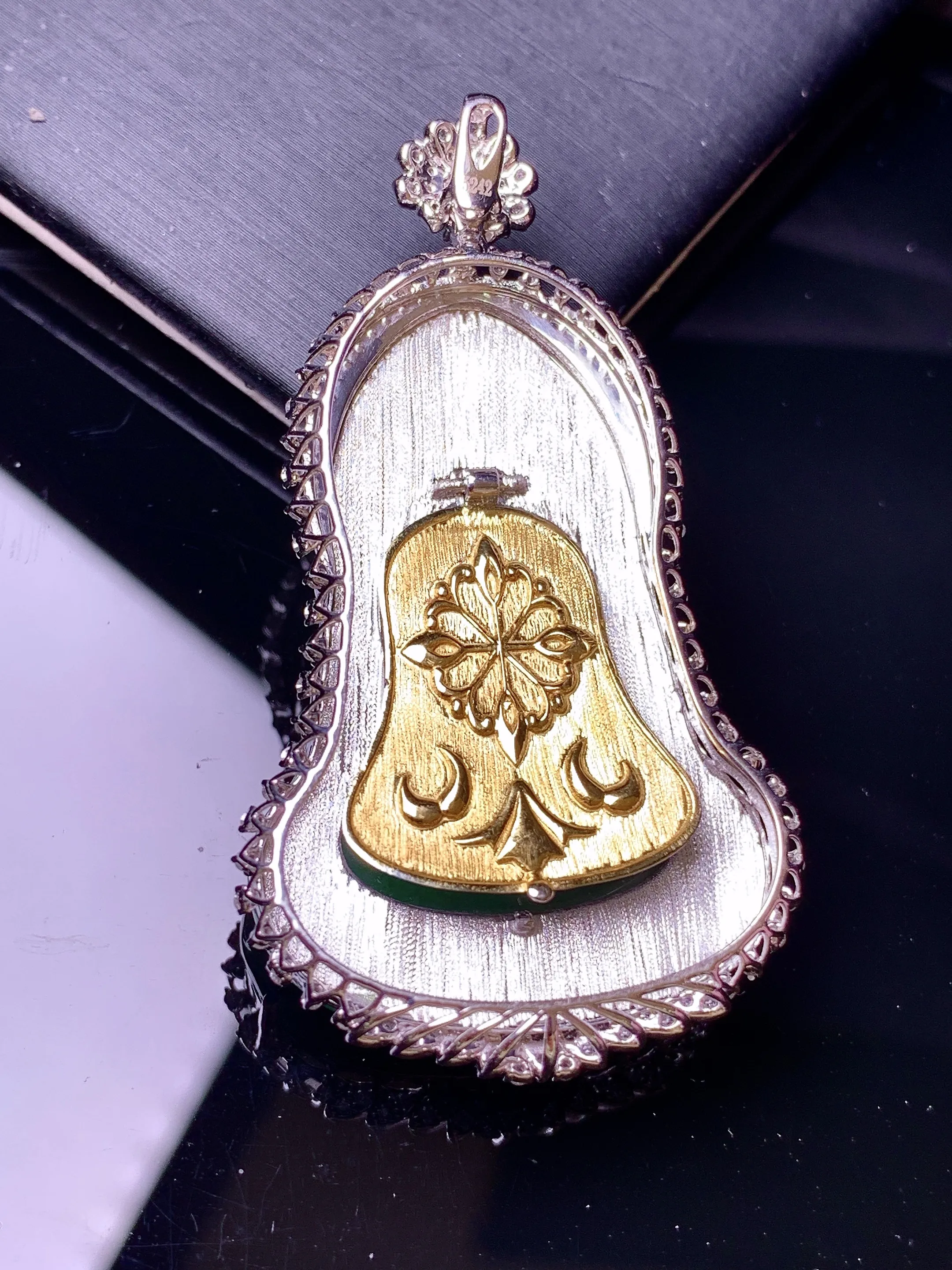 18金钻镶嵌飘绿观音菩萨吊坠 玉质细腻 色泽清新艳丽 整体尺寸55*30.2*10.3