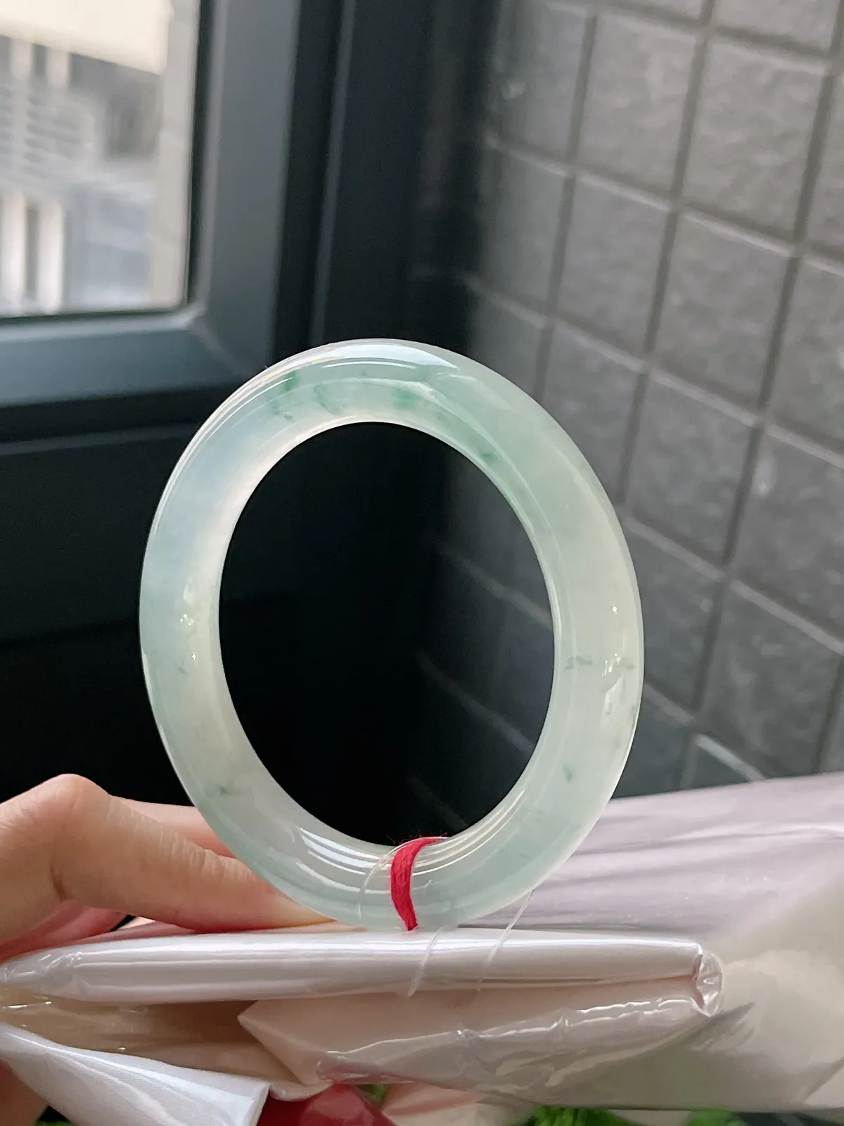 圆镯57.4圈口，翡翠飘绿手镯，种水十足