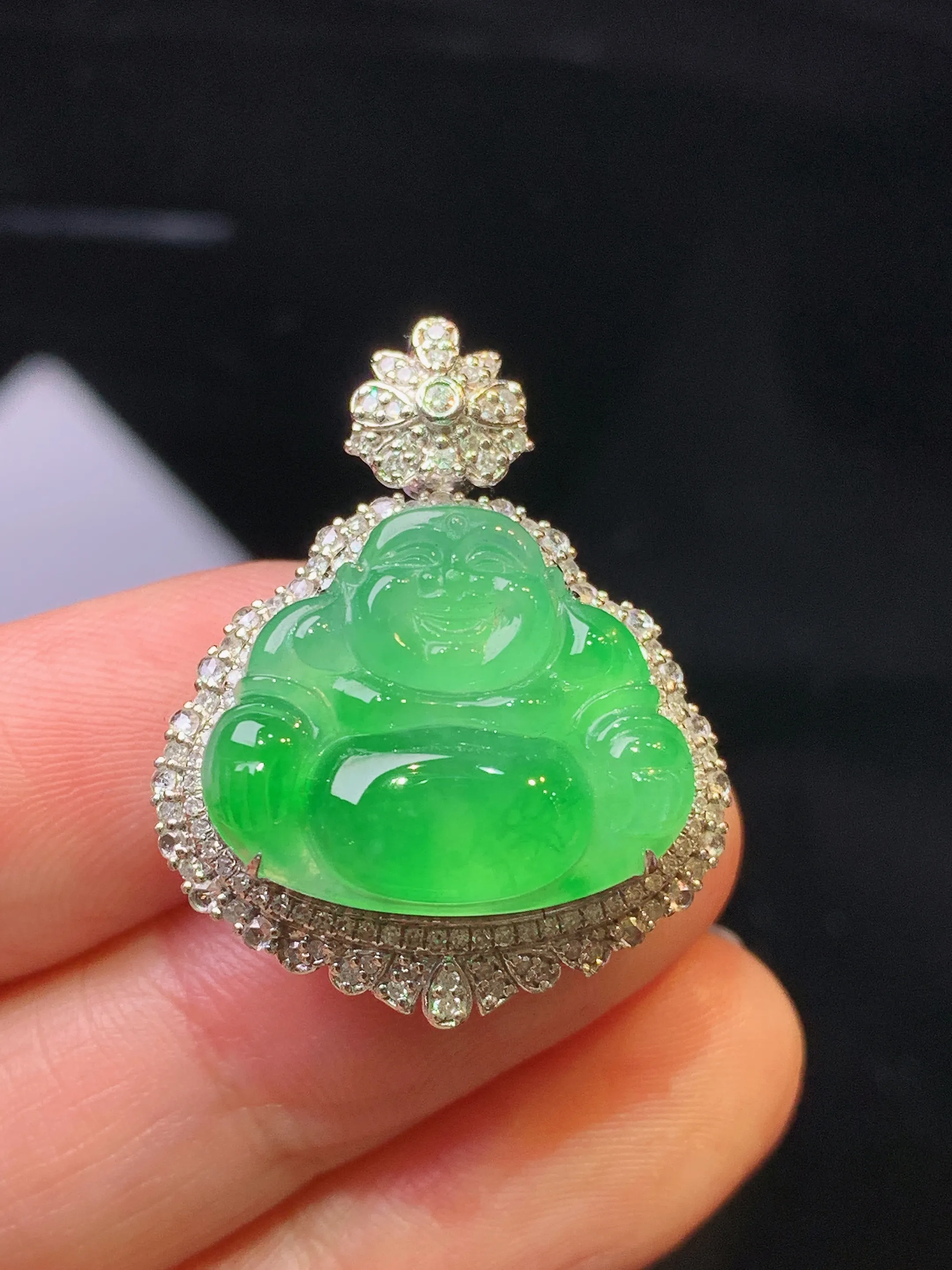 18金钻镶嵌满绿佛公吊坠 玉质细腻 色泽清新艳丽 整体尺寸28.8*22.8*12.6