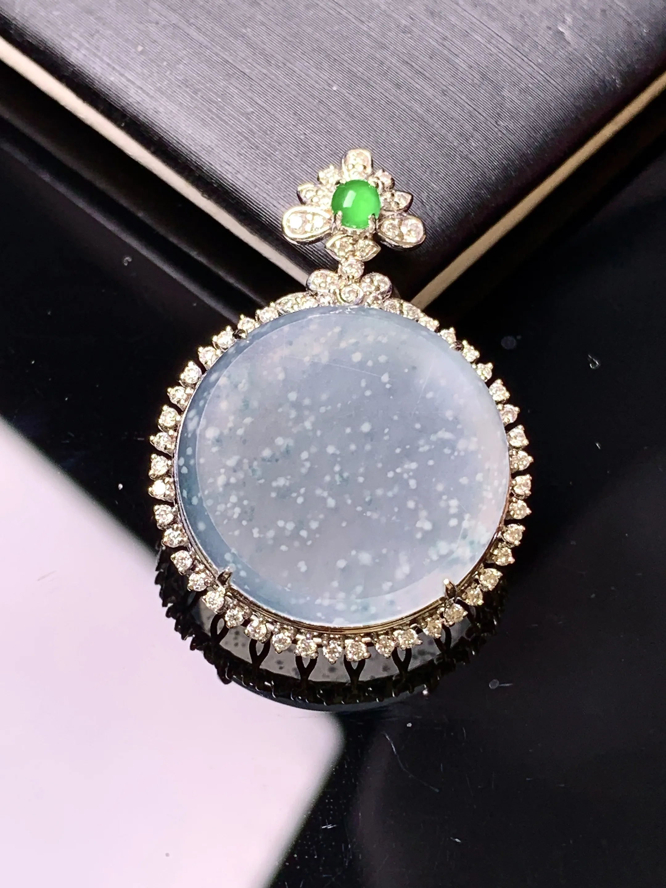 18金钻镶嵌冰种雪花棉圆牌吊坠 玉质细腻 色泽清新艳丽 整体尺寸30.3*21.5*6.7