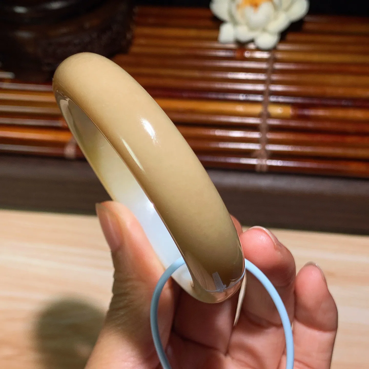 54圈口 新疆和田玉且末糖手镯 54圈口条宽 13厚9重58.5克。玉质细腻油润。手推出油。佩戴高端典雅。lt260125