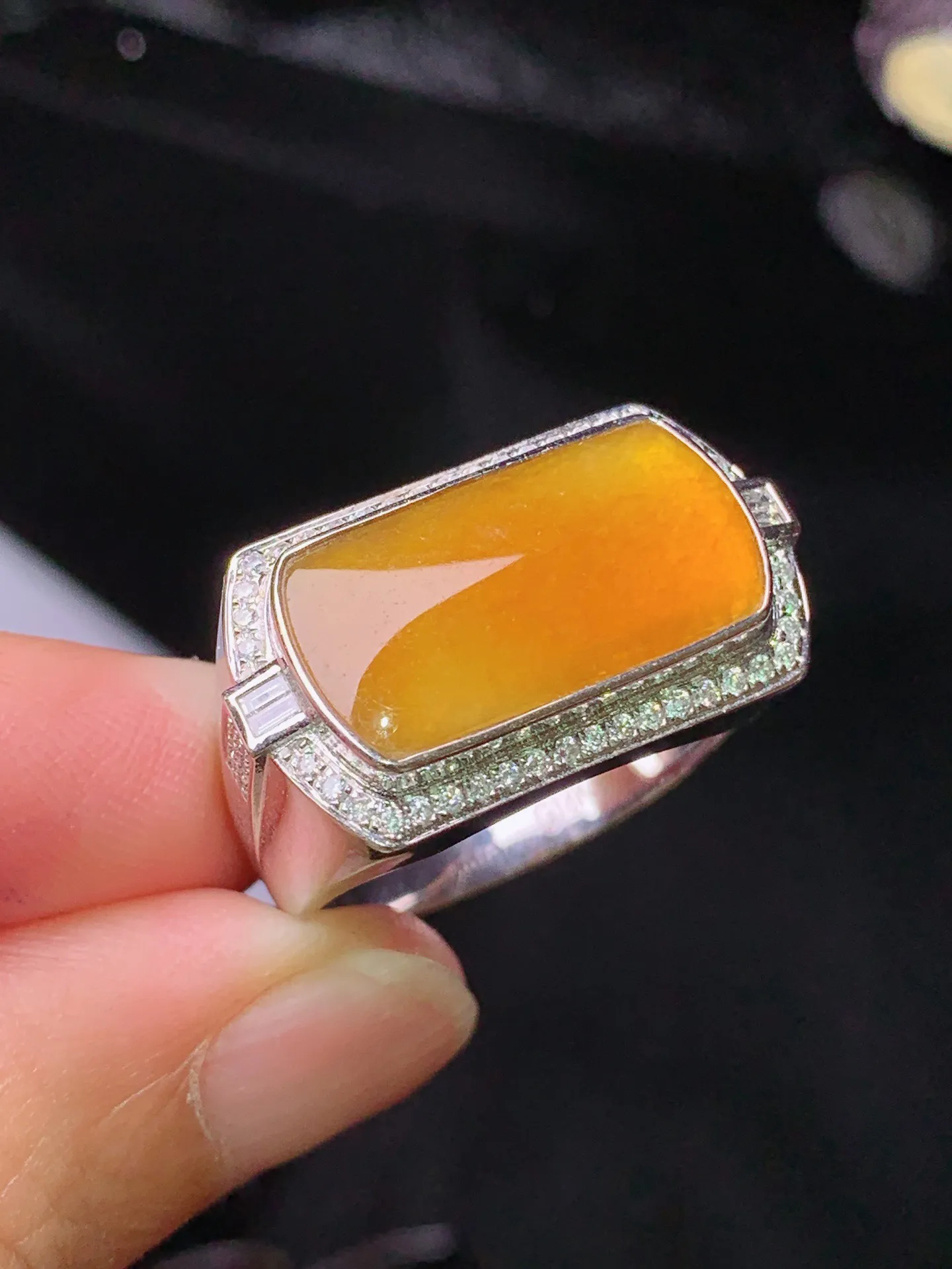 18金钻镶嵌黄翡马鞍戒指 玉质细腻 色泽清新艳丽 圈口20 整体尺寸10*17.5*2