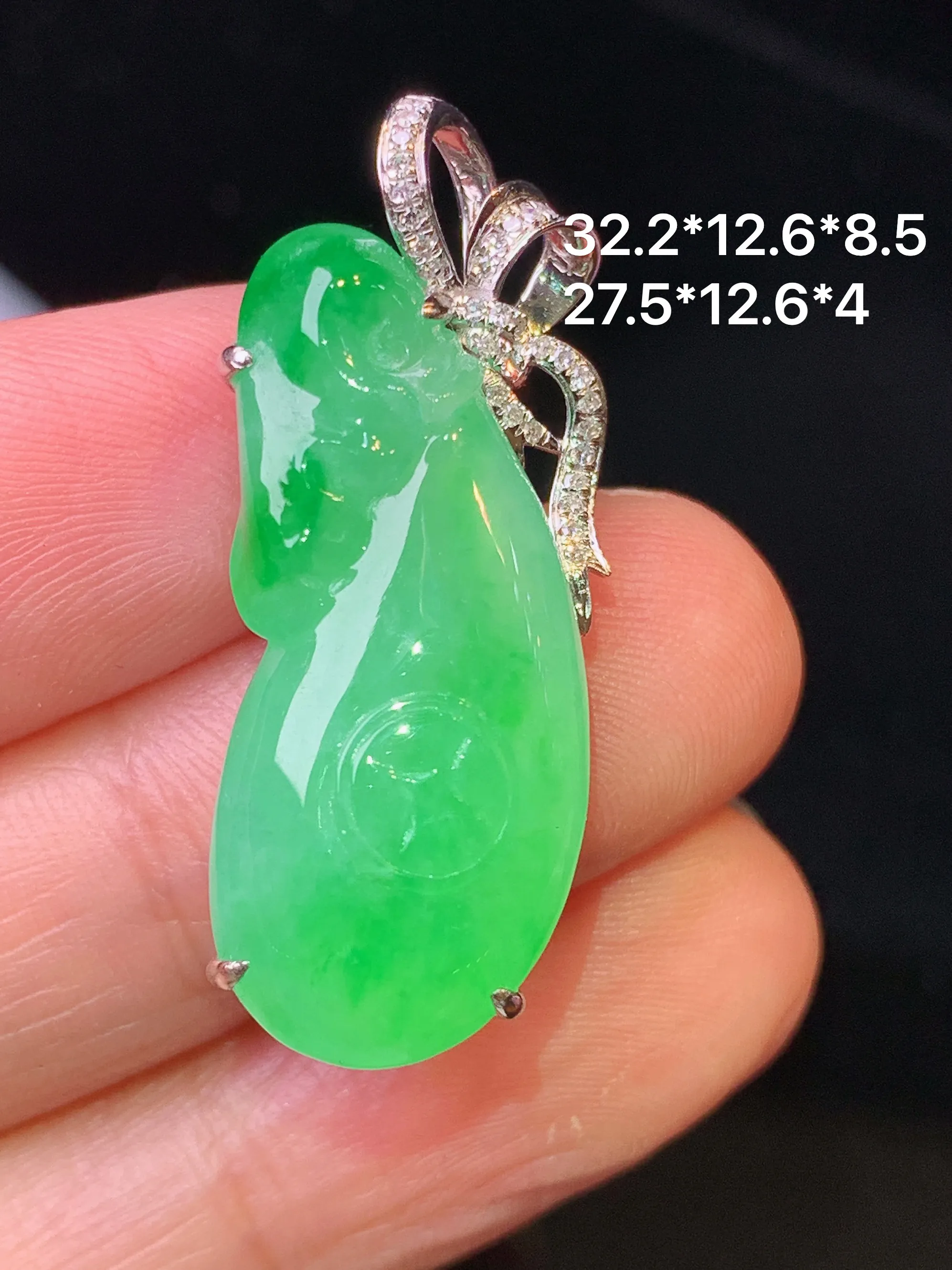 18金钻镶嵌翠绿福瓜吊坠 玉质细腻 色泽清新艳丽 整体尺寸32.2*12.6*8.5