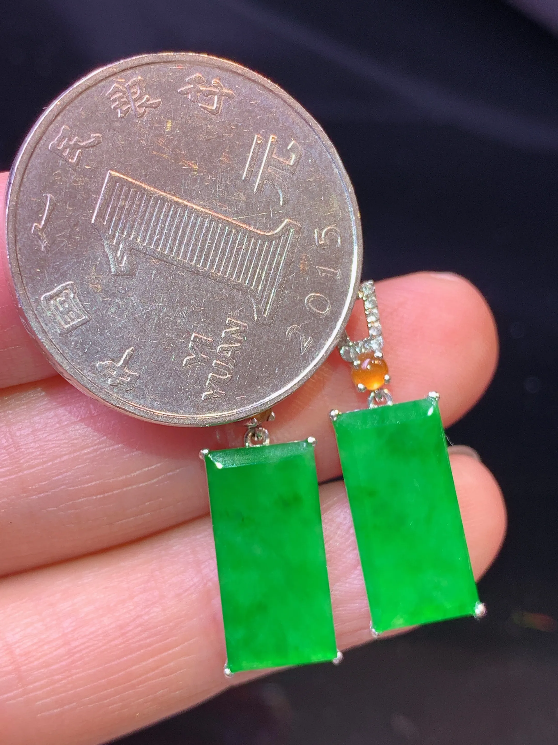 18金钻镶嵌满绿无事牌耳坠 玉质细腻 色泽清新艳丽 整体尺寸24.5*7.6*2