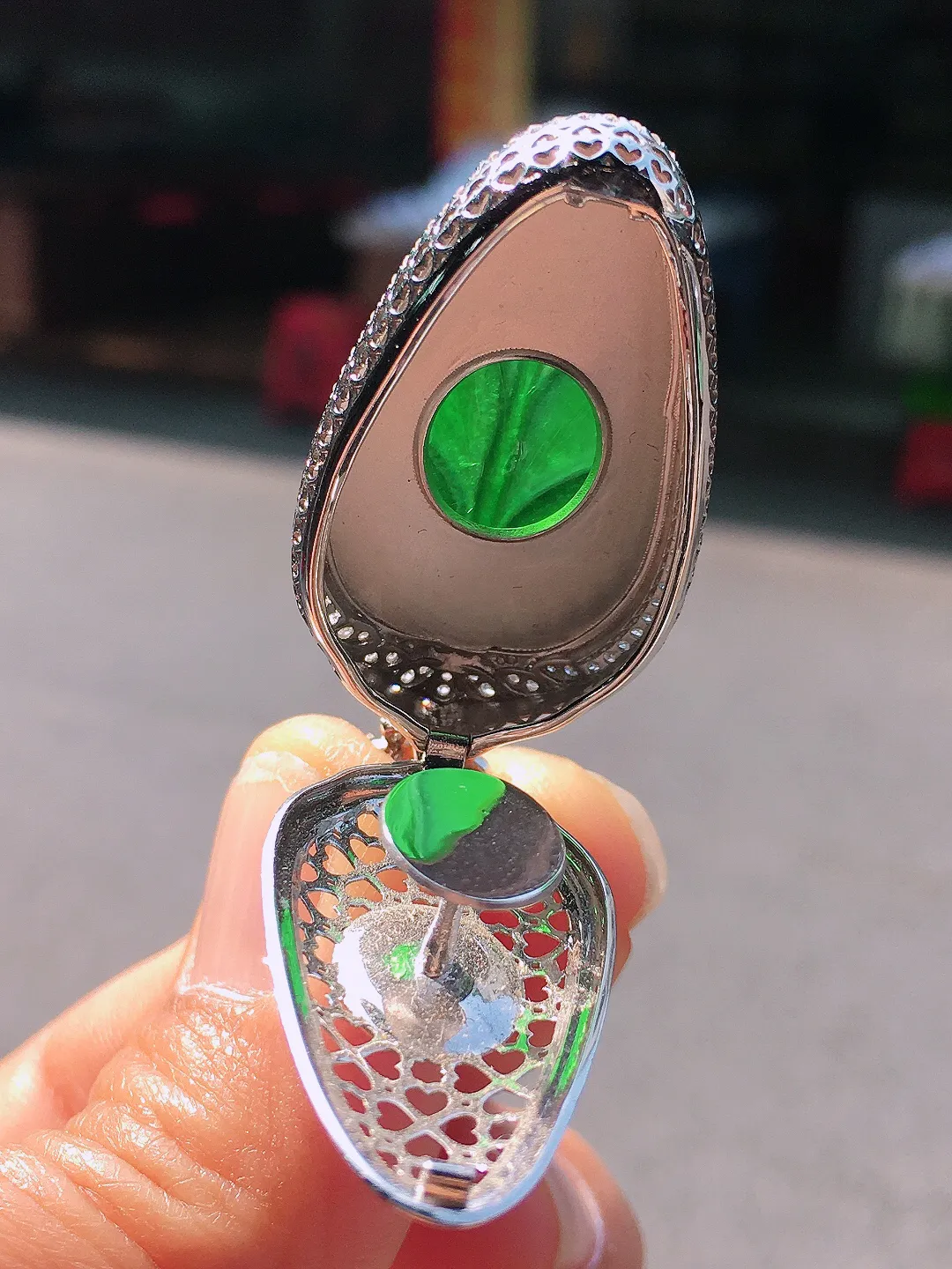 阳绿玉叶吊坠，色泽均匀艳丽，玉质细腻，荧光感超
强，饱满圆润，尽显优雅气质，18k
金豪华镶嵌