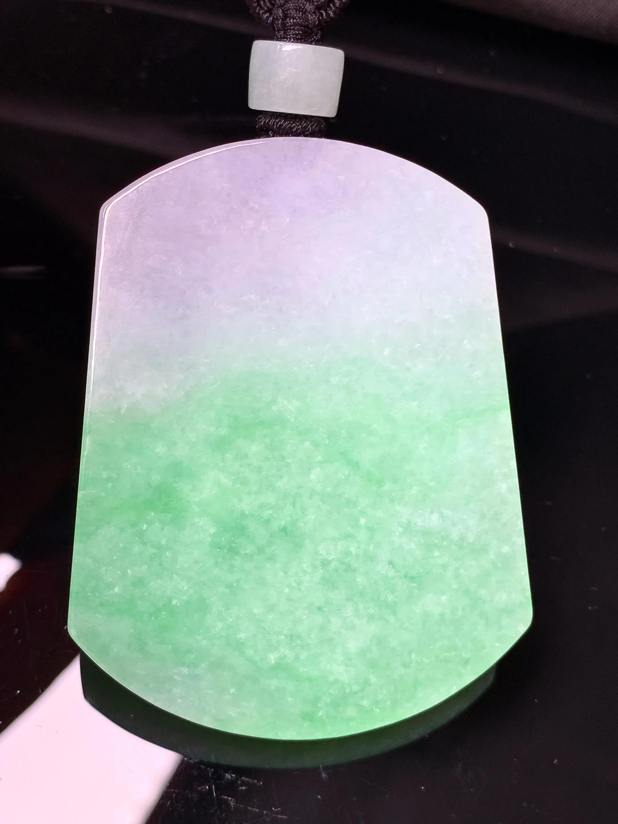 翠绿无事牌吊坠 玉质细腻 色泽清新艳丽 整体尺寸54*41.5*6