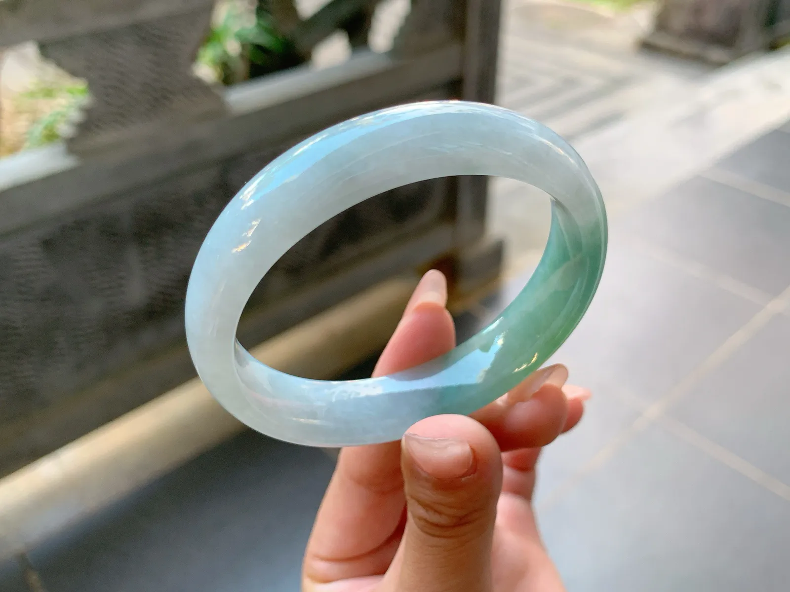 ｜56圈口
半山半水翡翠手镯，微微带点黄翡，润润的，奇特别致，