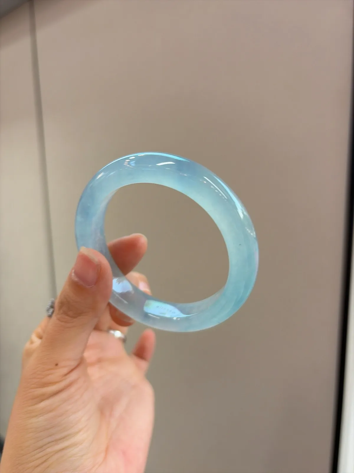 ｜54圈口
【冰蓝块·寒光沁骨】
“冰蓝沁水无痕，寒光似漆映腕间”​​
——入水难寻，一眼惊艳
规格【54.7/12.1/9.3】