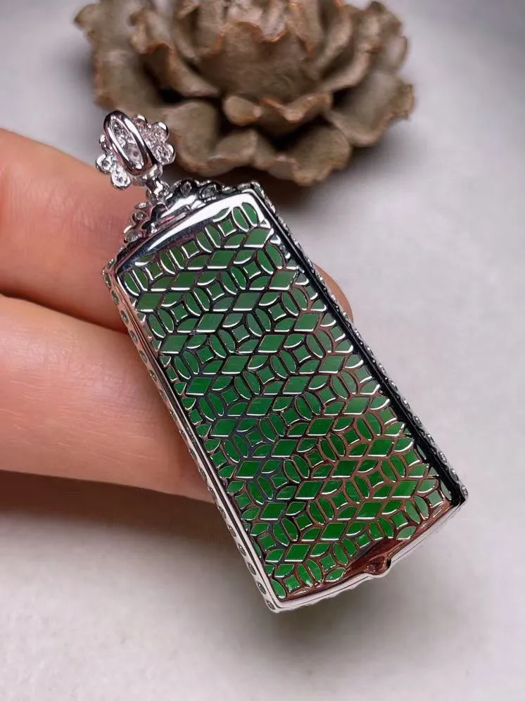 冰种阳绿平安无事牌吊坠、真金真钻镶嵌，种水好，玉质细腻 .裸石尺寸 38.5*20.6