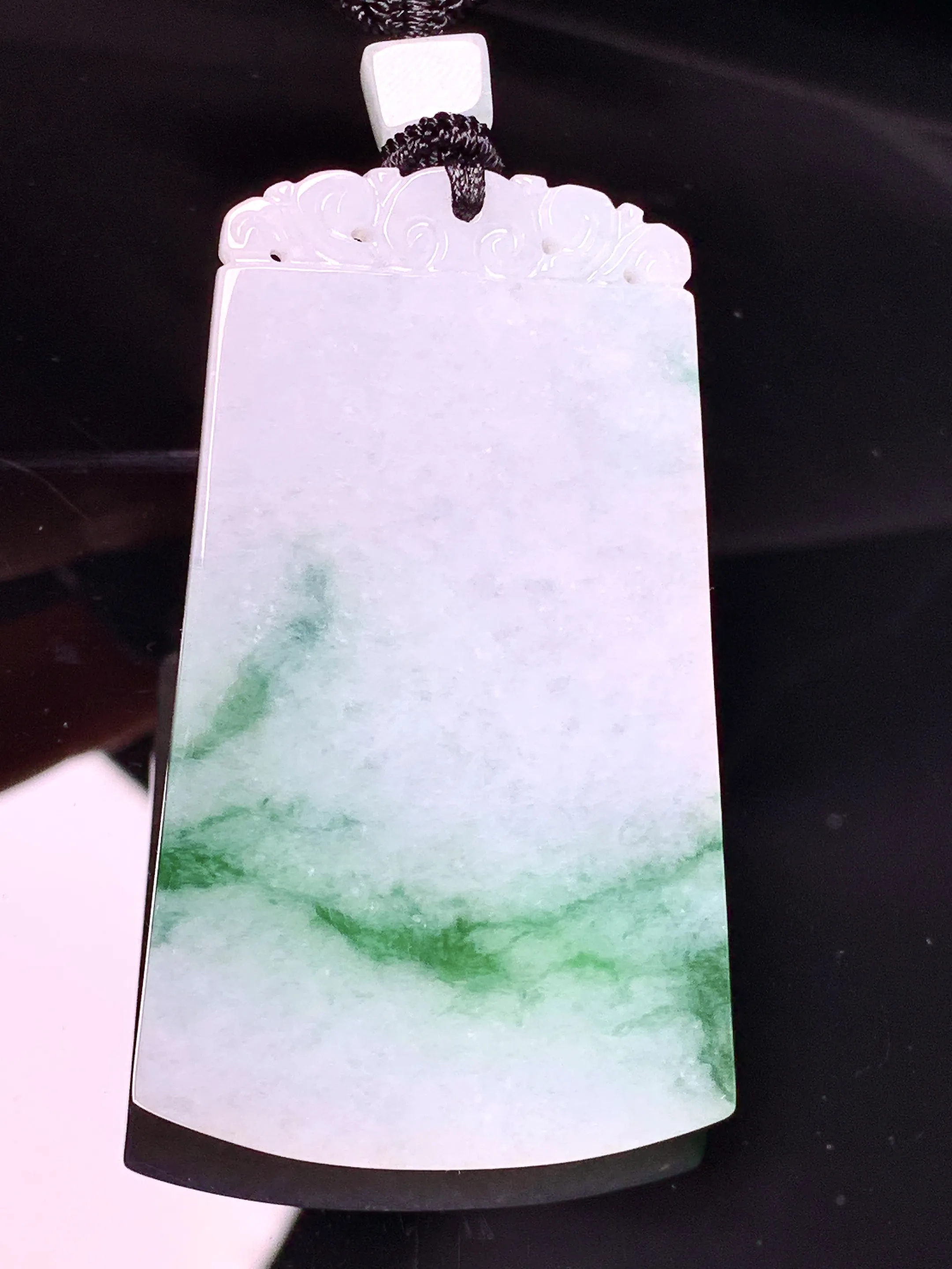 飘绿无事牌吊坠 玉质细腻 色泽清新艳丽 整体尺寸54.3*32.5*4