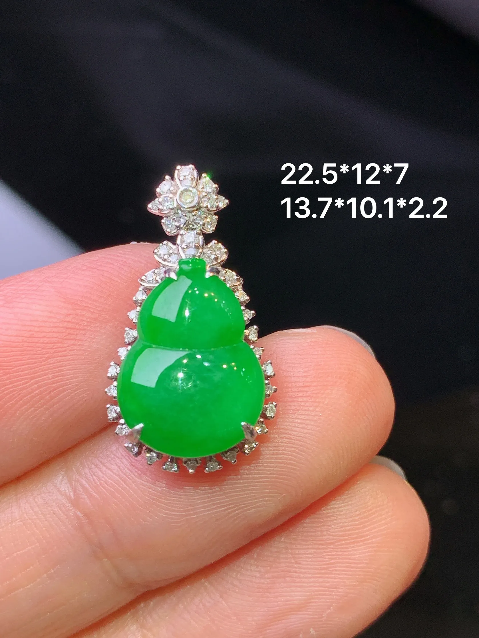 18金钻镶嵌满绿葫芦吊坠 玉质细腻 色泽清新艳丽 整体尺寸22.5*12*7