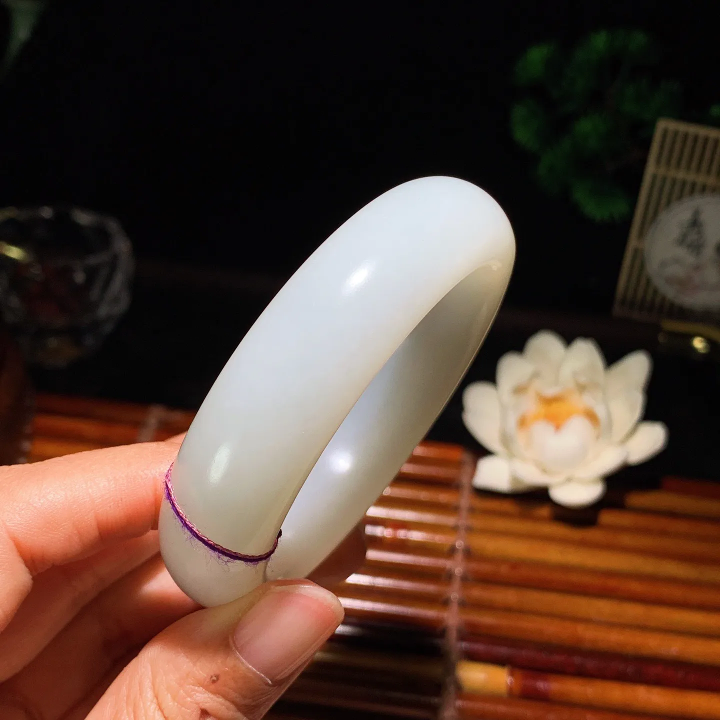 55圈口 新疆和田玉羊脂白籽料手镯 55圈口条宽 16厚10重82克。玉质细腻油润。手推出油。佩戴高端典雅。lt260125