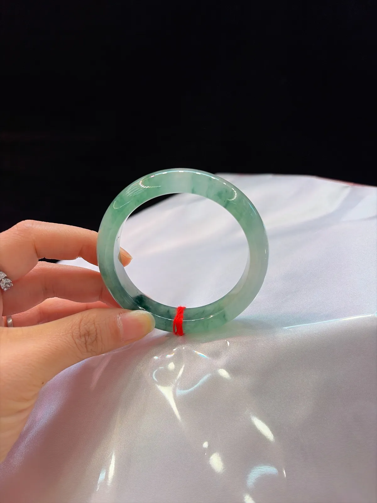 ｜53圈口
【冰飘花半山半水·灵动飘花】
“半山半水藏意境，飘花灵动腕间生”​​
——整圈起光，实物更绝
规格【53.1/12.7/8.6】