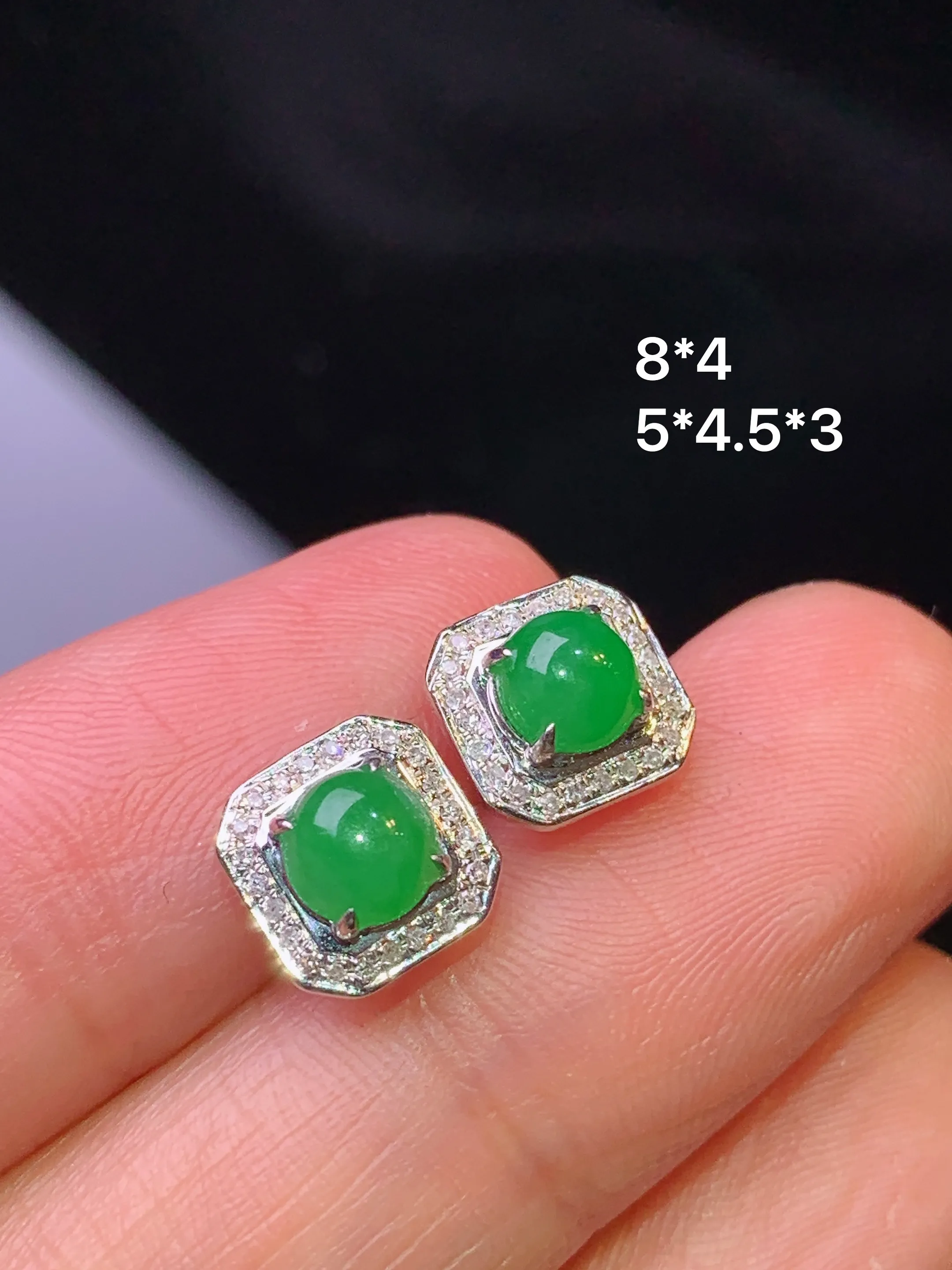 18金钻镶嵌满绿蛋面耳钉 玉质细腻 色泽清新艳丽 整体尺寸8*4