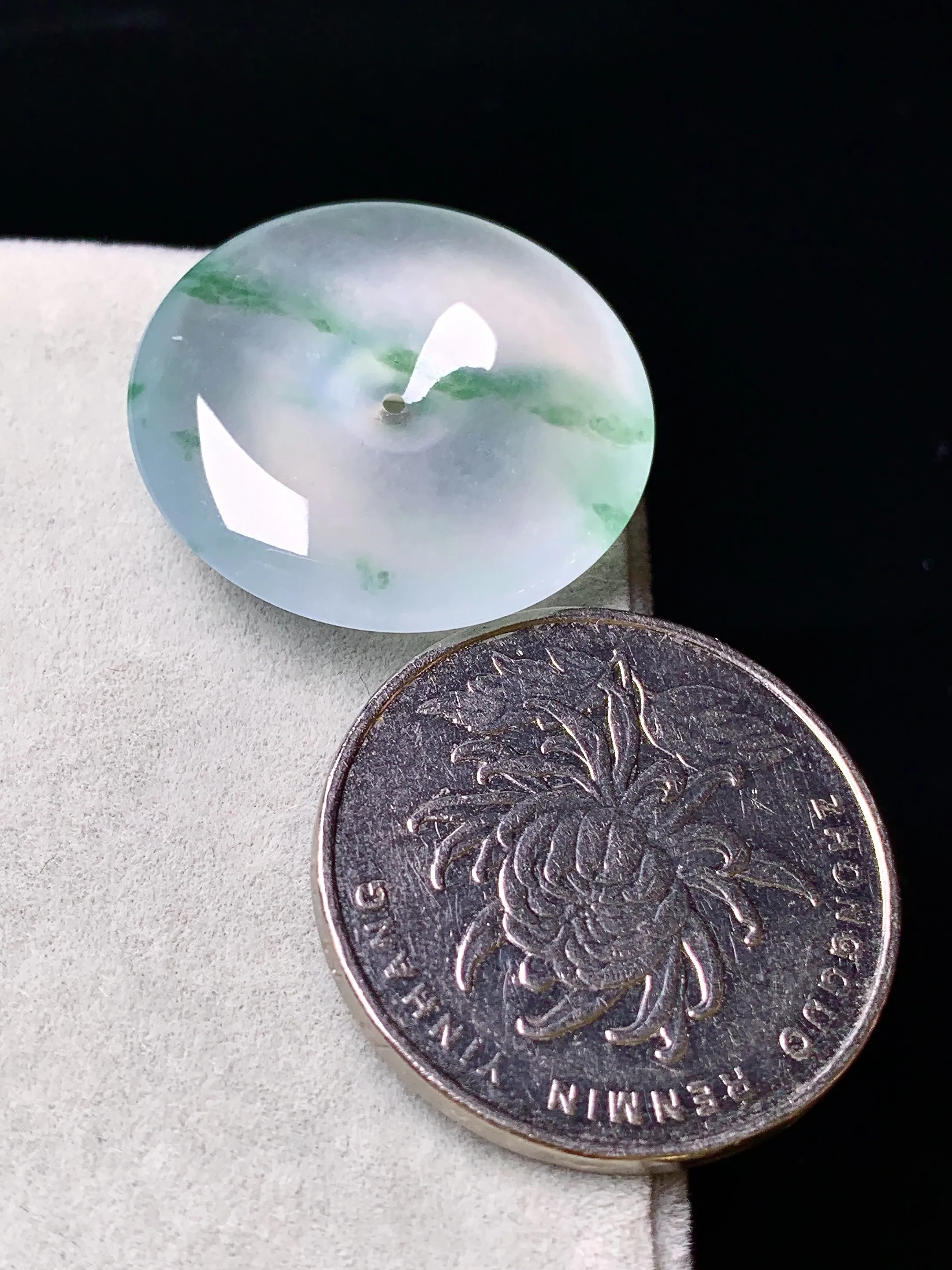 冰种飘绿平安扣吊坠 玉质细腻 色泽清新艳丽 整体尺寸24.2*5.2