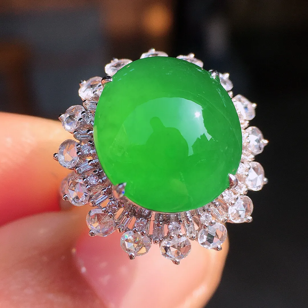 阳绿蛋面戒指，色泽均匀艳丽，玉质细腻，荧光感超
强，饱满圆润，尽显优雅气质，18k
金豪华镶嵌